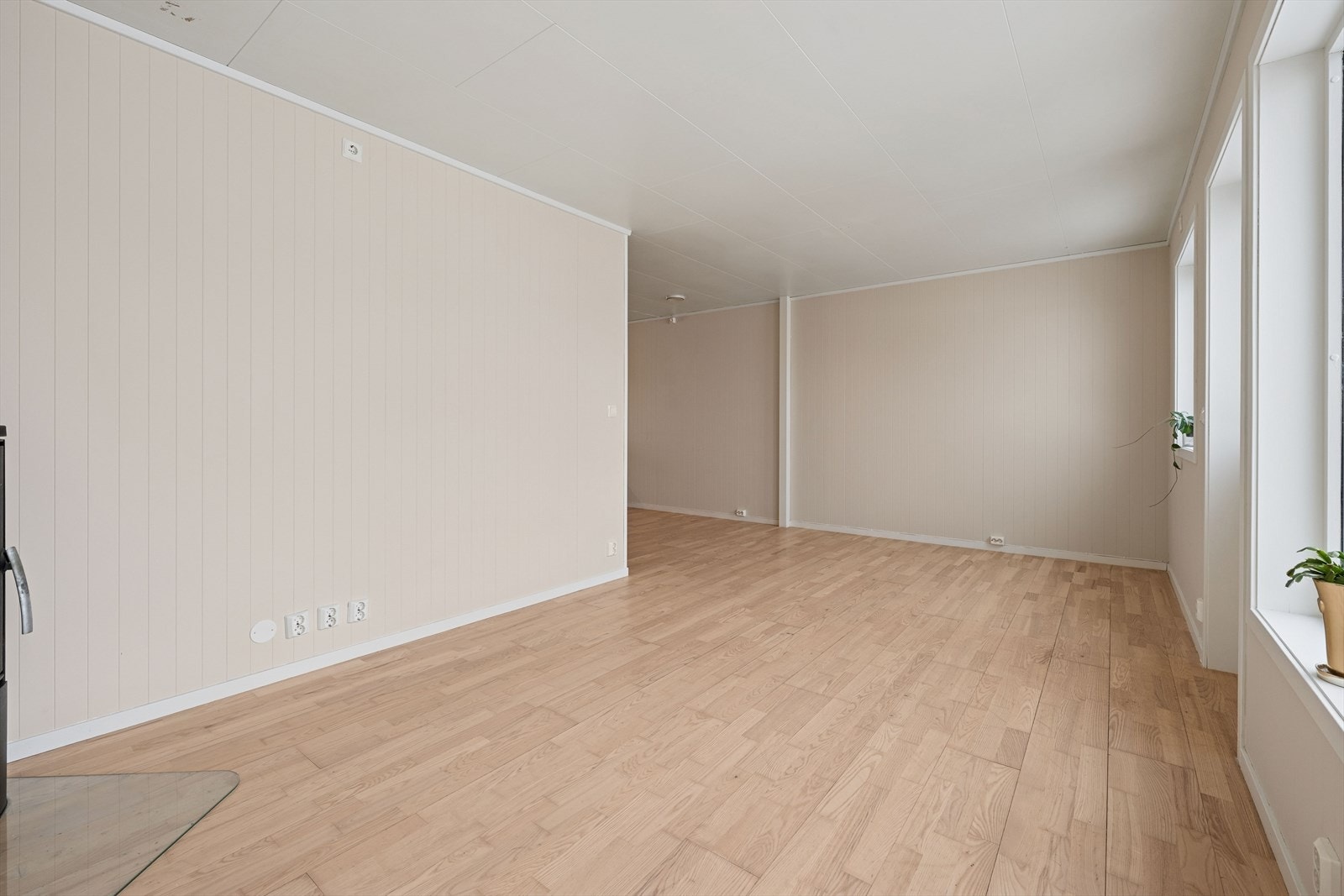 Romslig og svært lys stue med store vindusflater som slipper inn rikelig dagslys. Galleribilde