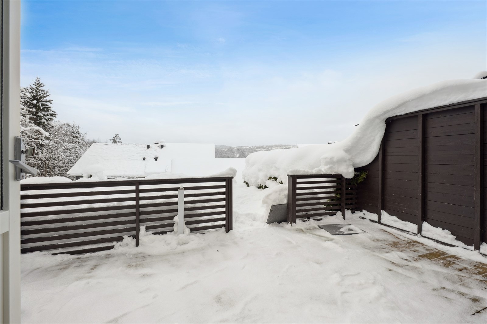 Terrassen har gode solforhold og utsikt mot nærområdet. Galleribilde