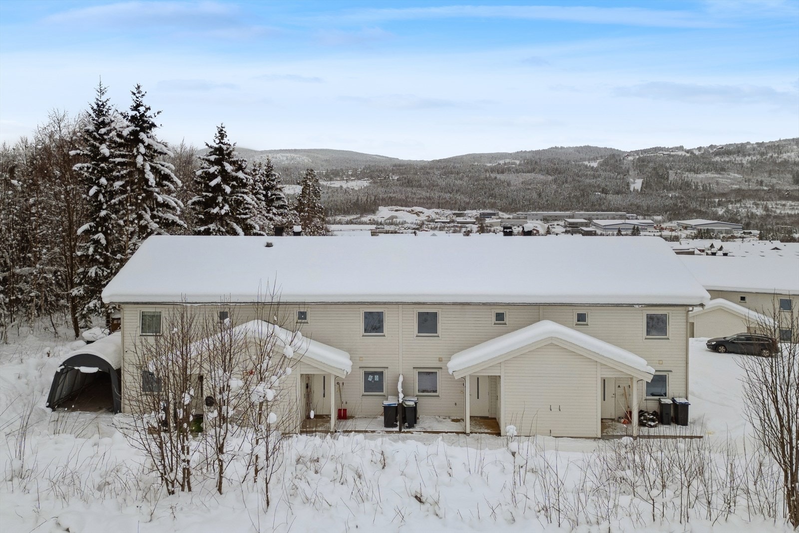 Ca. 2 km til Raufoss sentrum og gangavstand til barnehager og skoler. Galleribilde