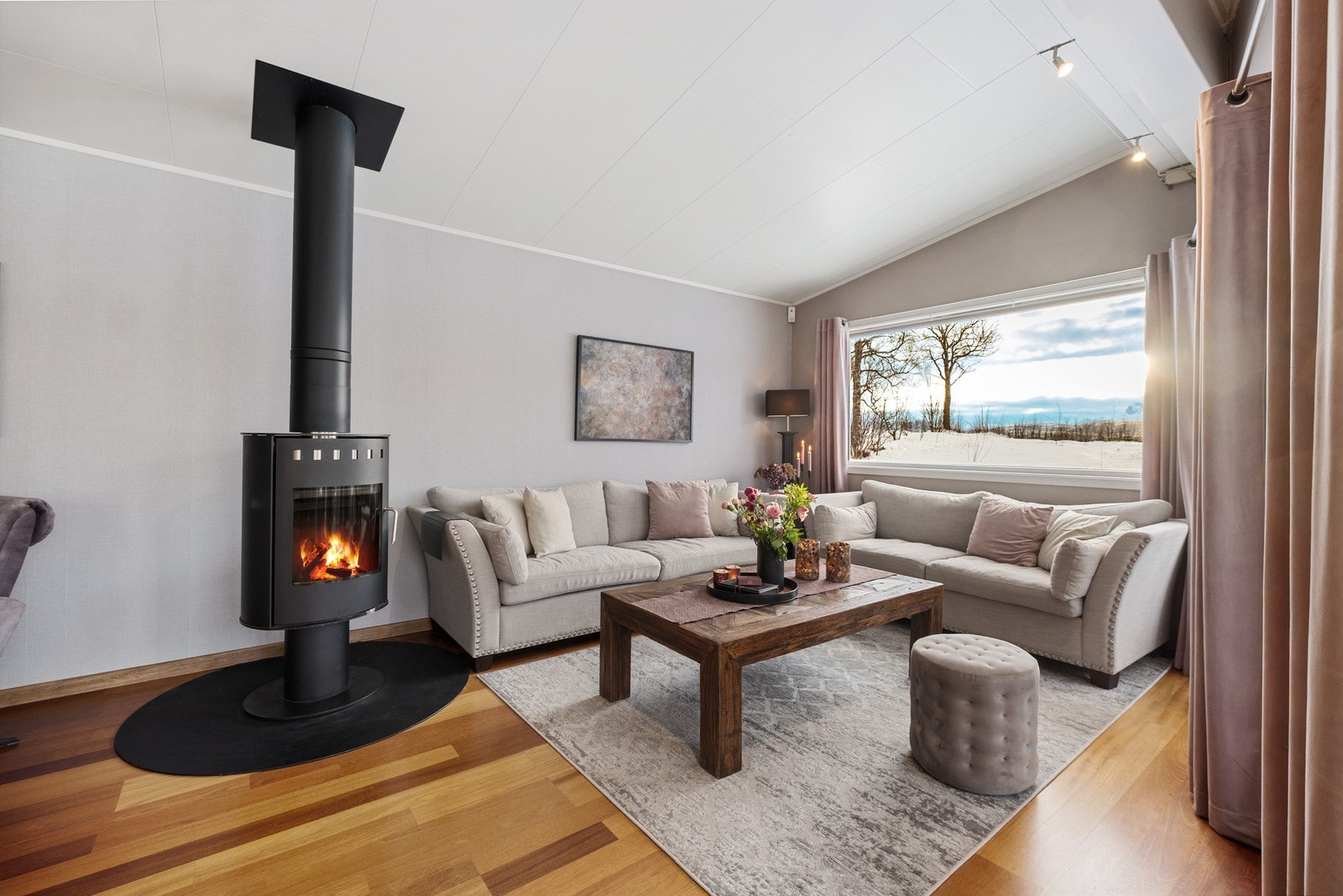 Lekker vedovn sikrer prikken over i-en i det koselige, sosiale oppholdsrommet. Galleribilde