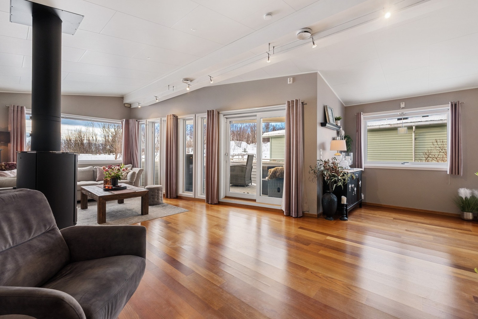 Store, flotte vindusflater gir rikelig med naturlig lysinnslipp og fin sikt mot utover omgivelsene. Galleribilde