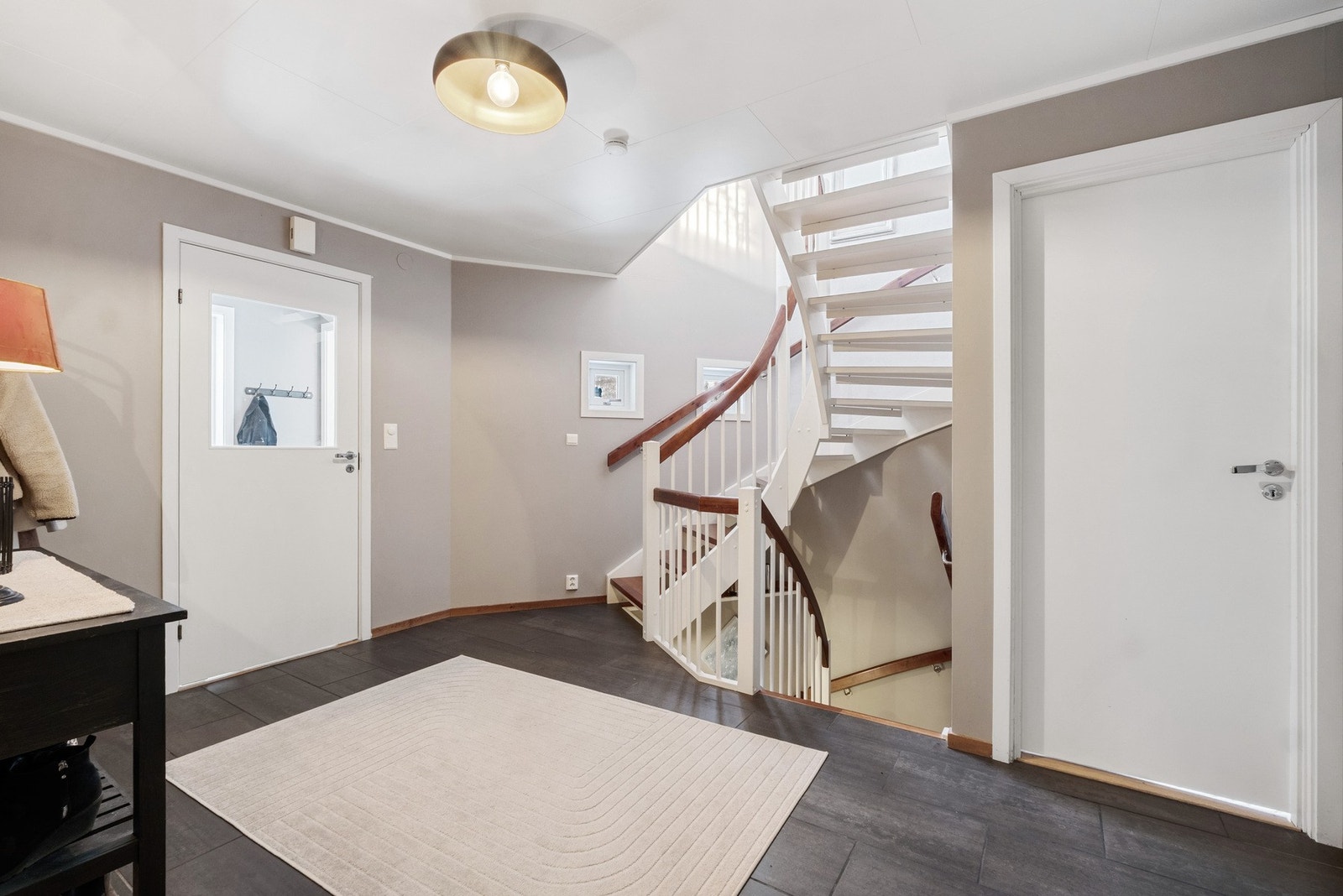 Trappen leder deg fint mellom etasjene. Galleribilde