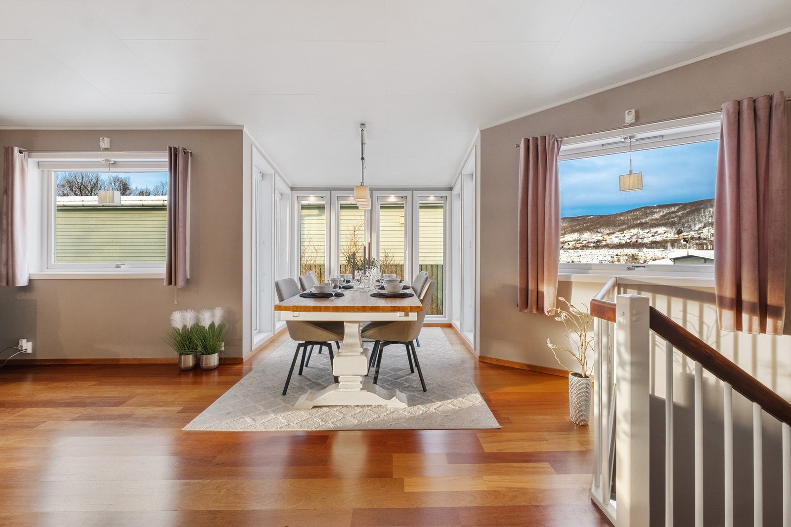 I den åpne løsningen er det også god plass til å etablere spisestue. Galleribilde