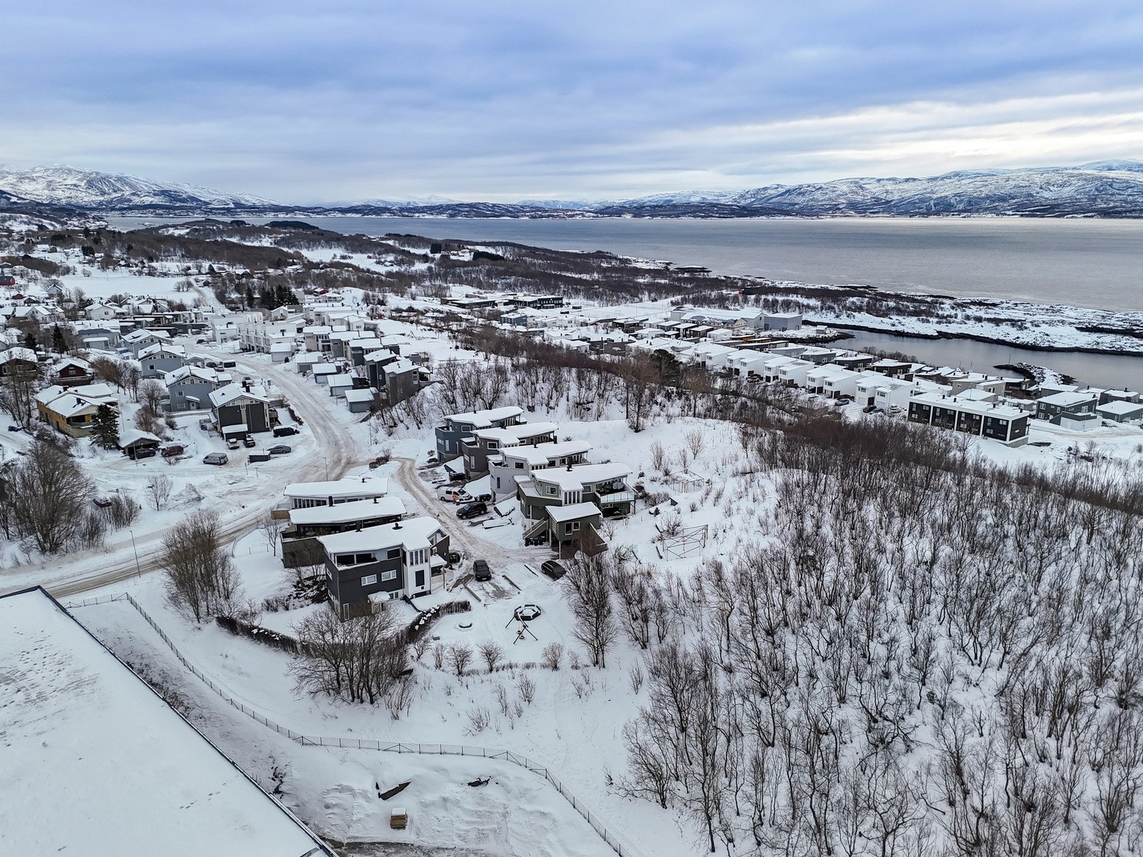 Eiendommen har gode sol- og lysforhold på sommeren, samt pene utearealer for å utnytte finværet. Galleribilde