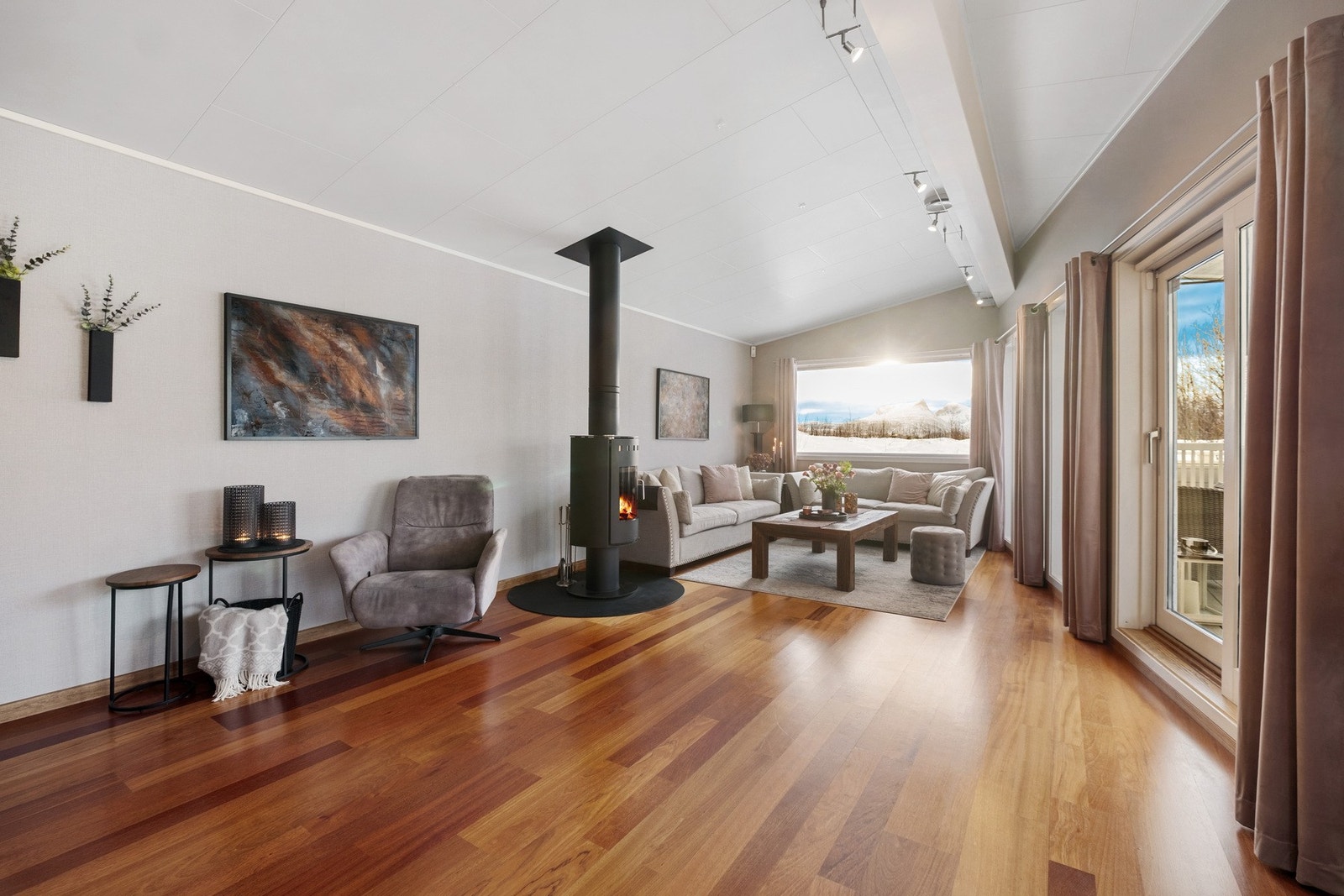 Åpen og romslig stue med behagelig takhøyde og gode møbleringsløsninger. Galleribilde