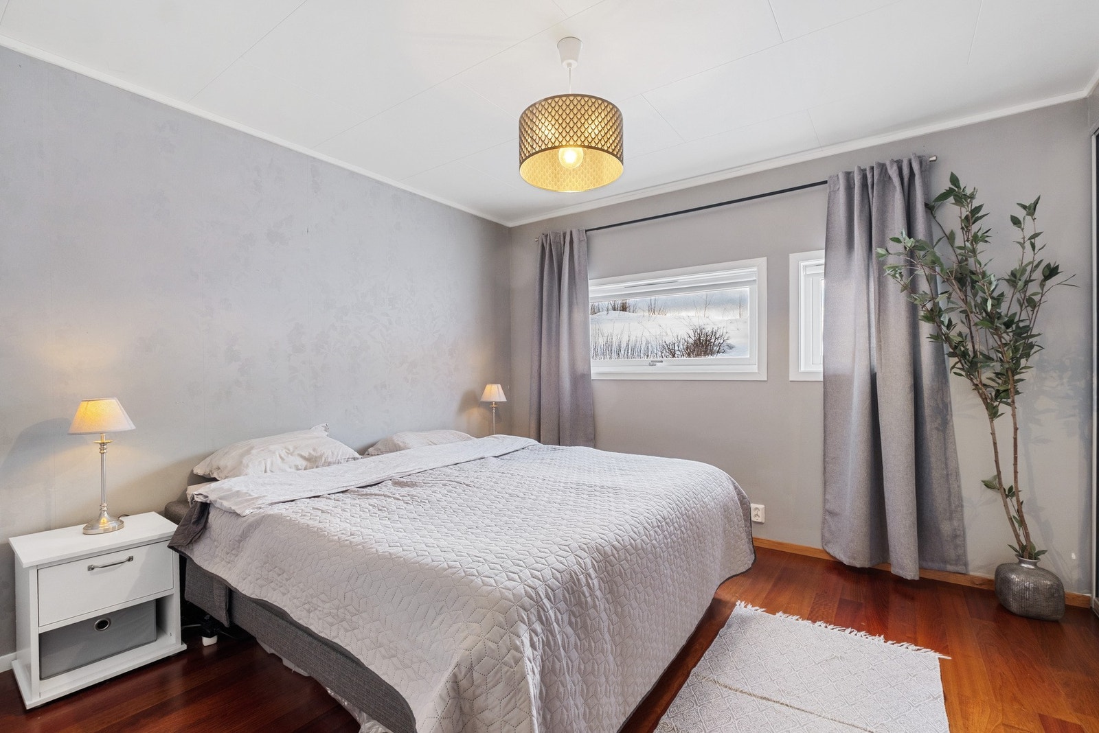 Romslig hovedsoverom med eget walk-in closet! Galleribilde