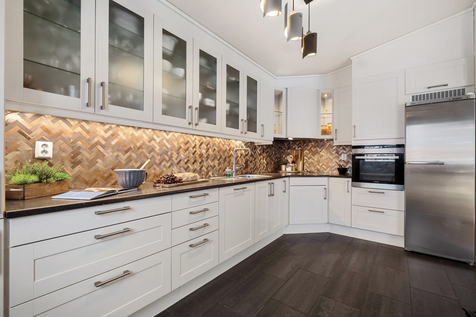 Integrert komfyr, oppvaskmaskin og platetopp. Servanten er underlimt som tilrettelegger for enkel rengjøring og det er opplegg for kjøleskap. Ny kran montert i servanten i 2024. Galleribilde