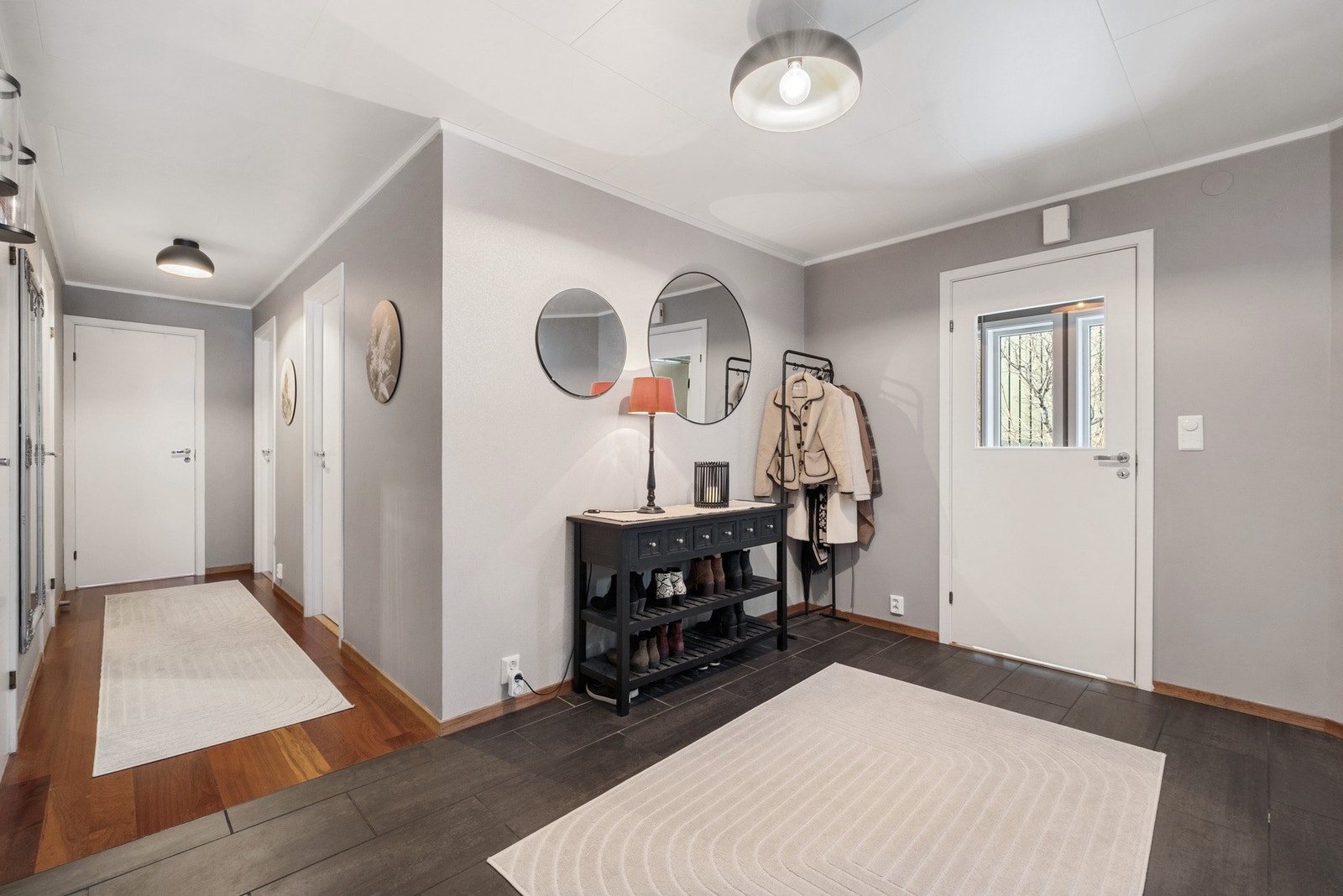 Videre inn møter du den romslige gangen. Galleribilde