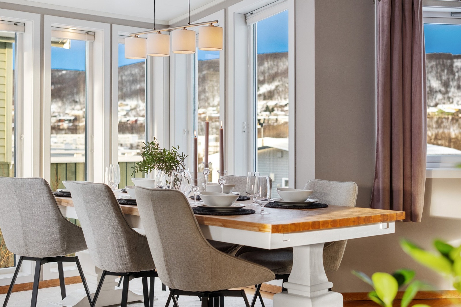 Utsikkeren er fylt med vinduer på de tre flatene, som gir en luftig følelse hvor du kan trekke inn utsikten. Galleribilde