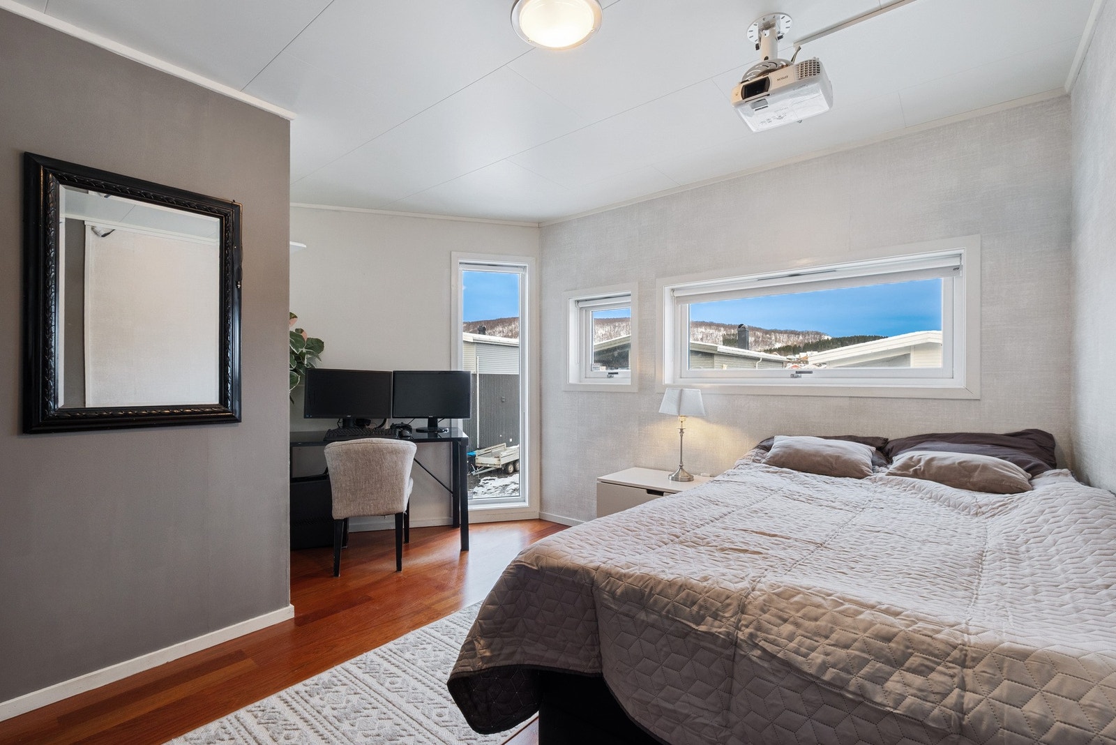 Rommet er av god størrelse med gode muligheter for ekstra møblering. Galleribilde