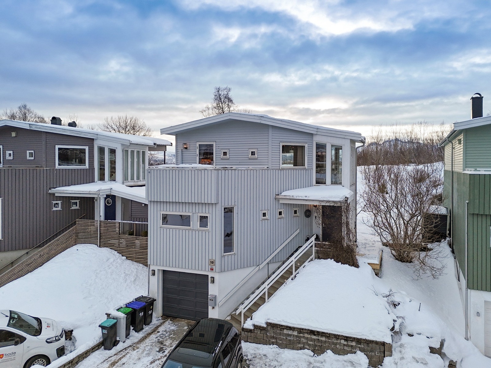 God plass til parkering utvendig pluss integrert garasje. Galleribilde