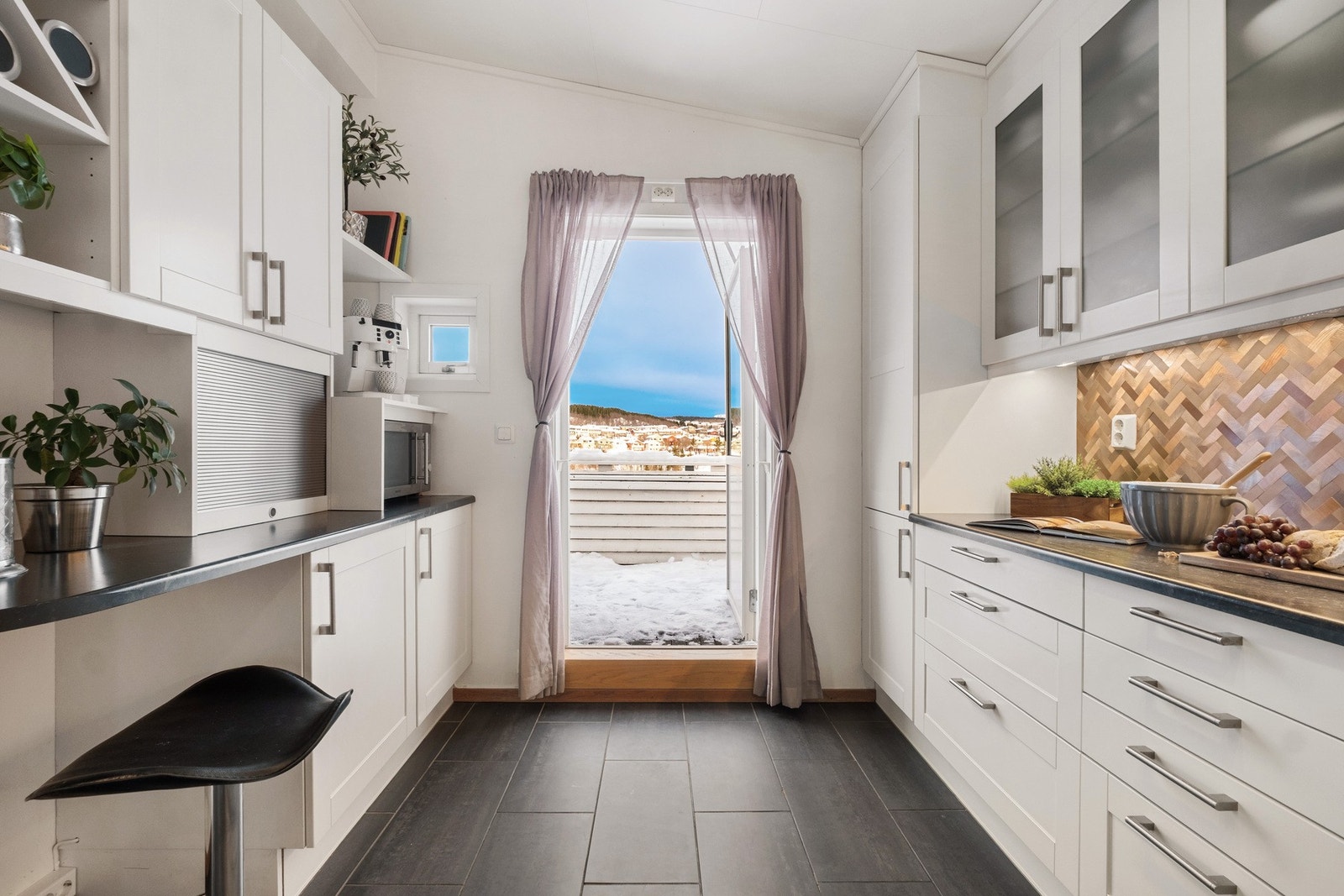 Utgang til nordvendt balkong fra kjøkkenet. Galleribilde