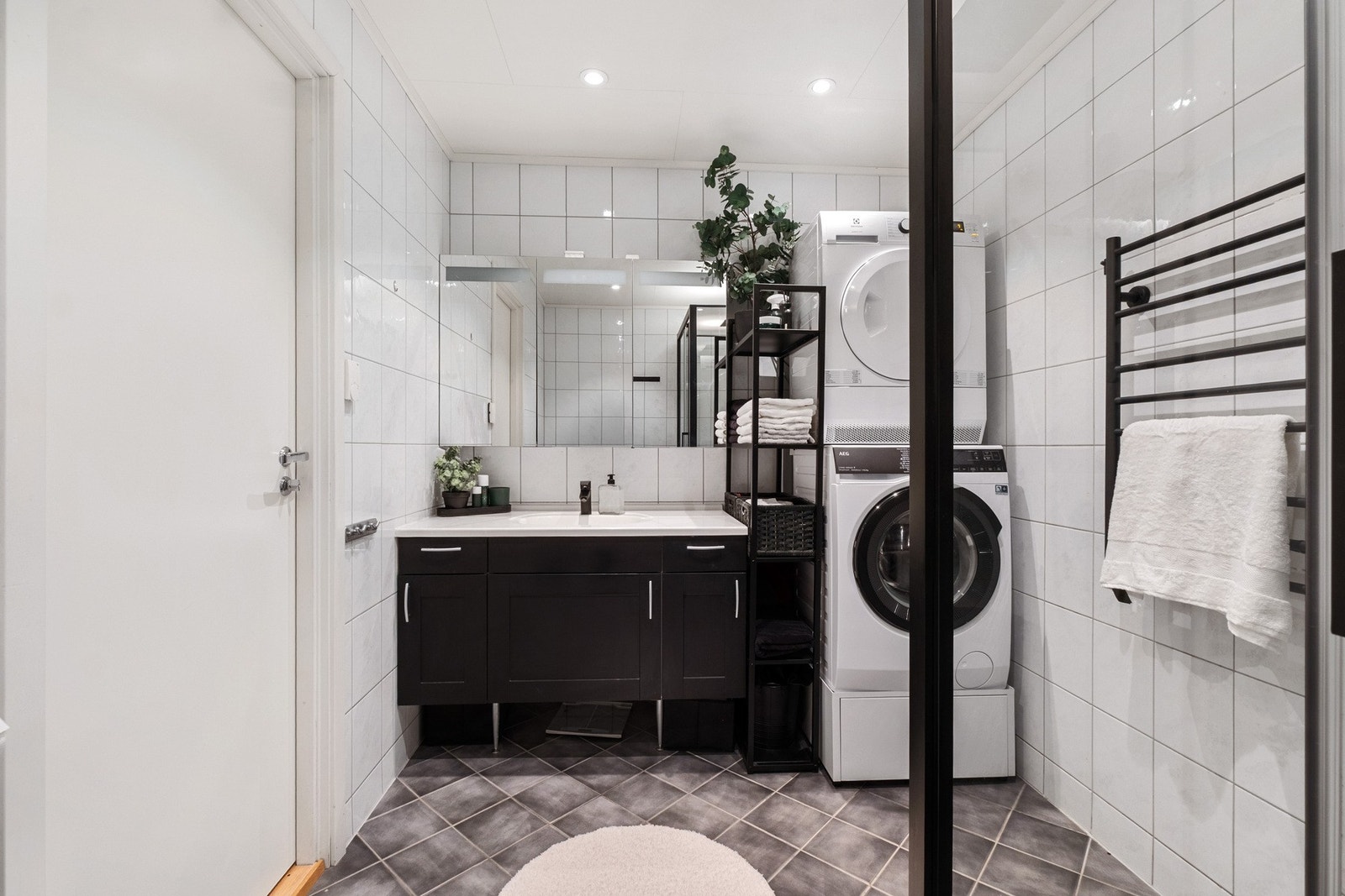 Spotter i taket sikrer god belysning og gode muligheter for oppbevaring i baderomsinnredningen. Galleribilde