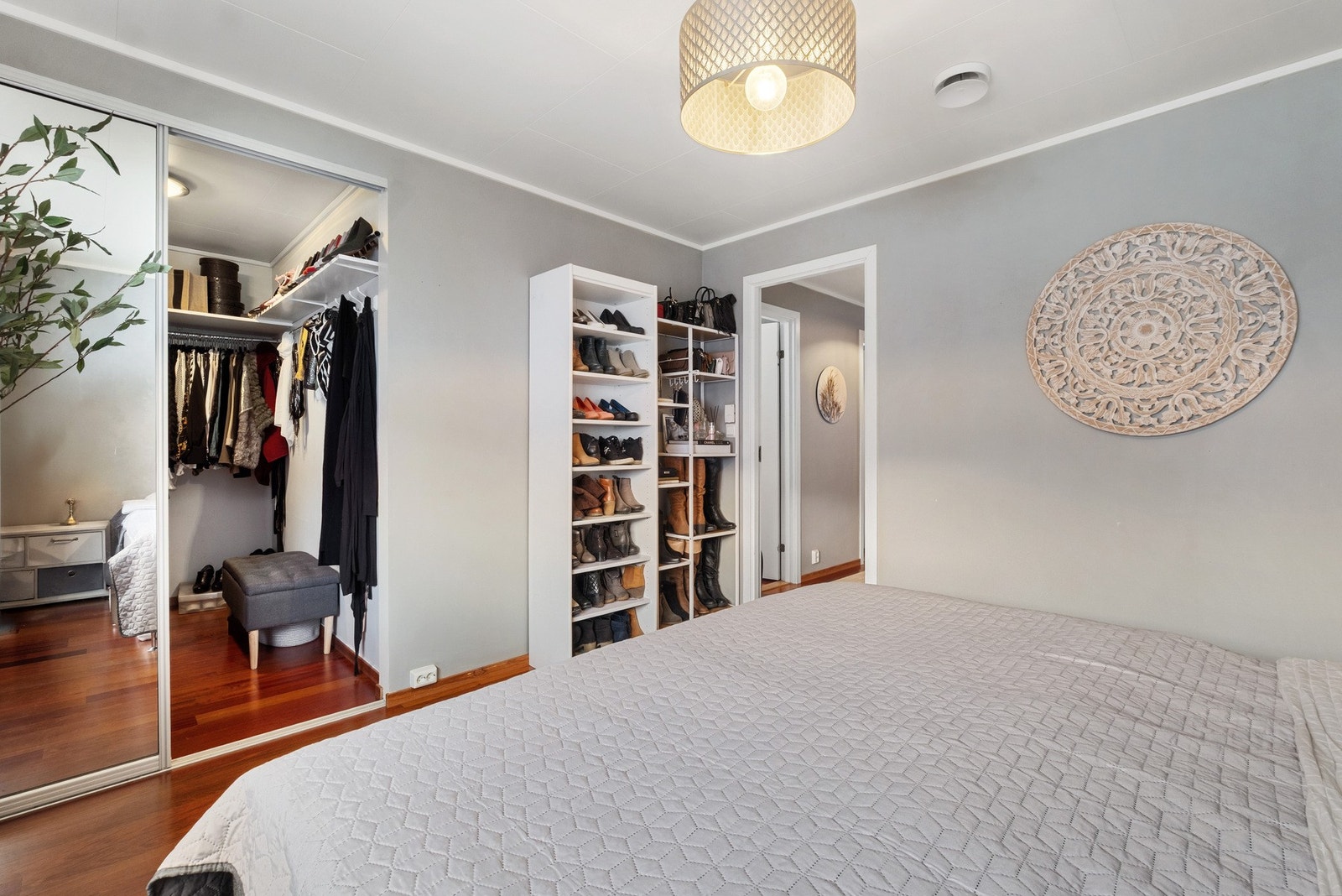 Gjennom skyvedøren ankommer du en praktisk og lekker garderobløsning. Galleribilde