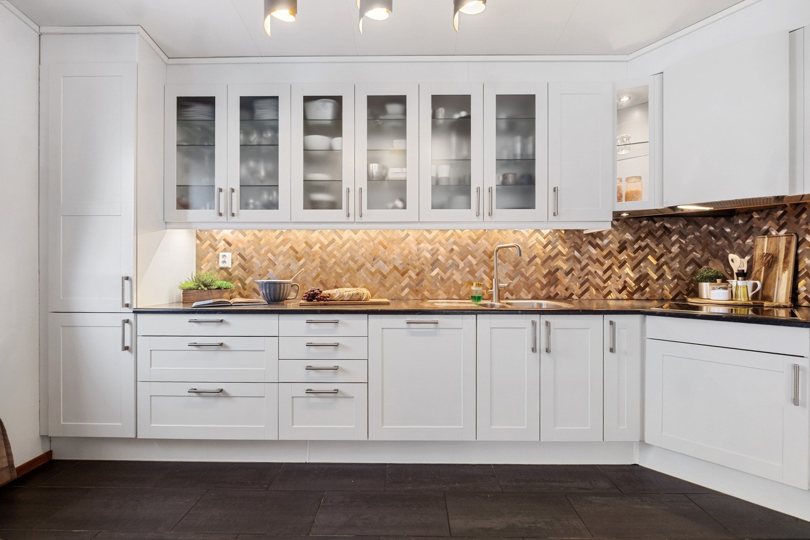 Innredningen har et tidløst og stilrent preg med hvite profilerte fronter. Galleribilde