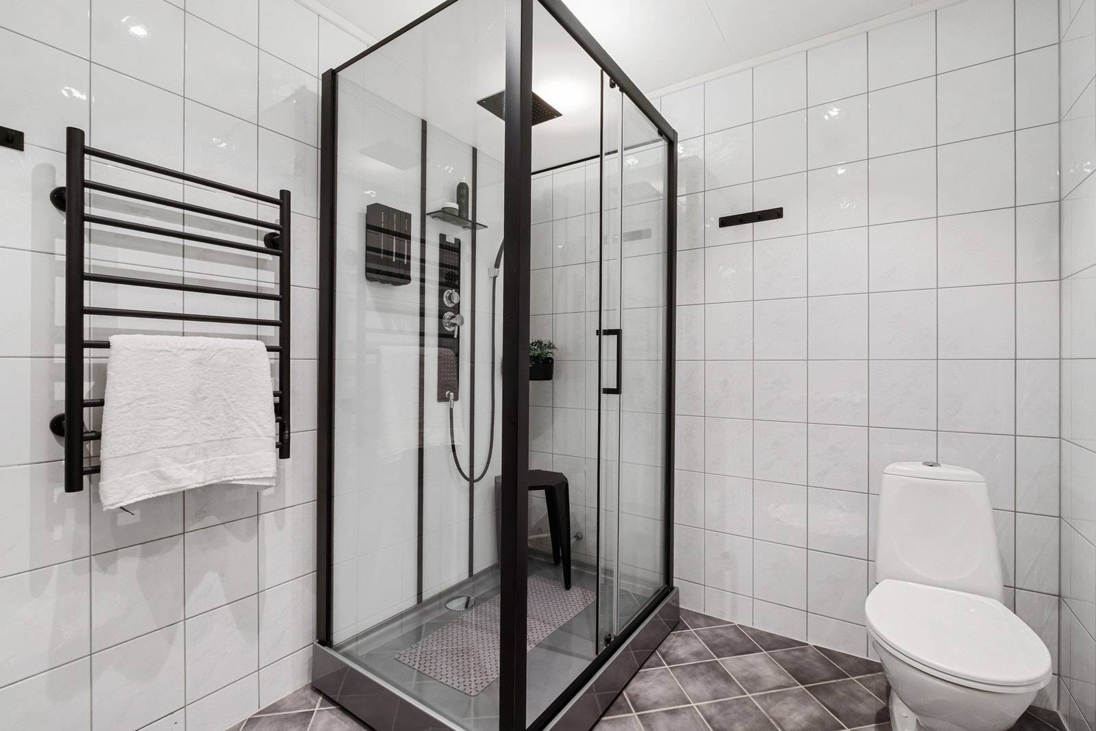 Utstyrt med servant, opplegg for vaskemaskin, dusjkabinett og toalett. Galleribilde