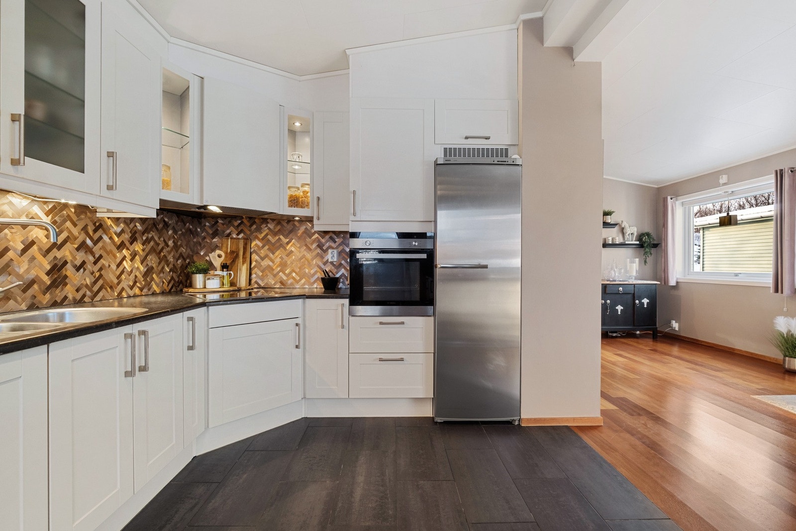 Nyt rikelig med lagrings- og arbeidsplass i det godt utformede kjøkkenet! Galleribilde