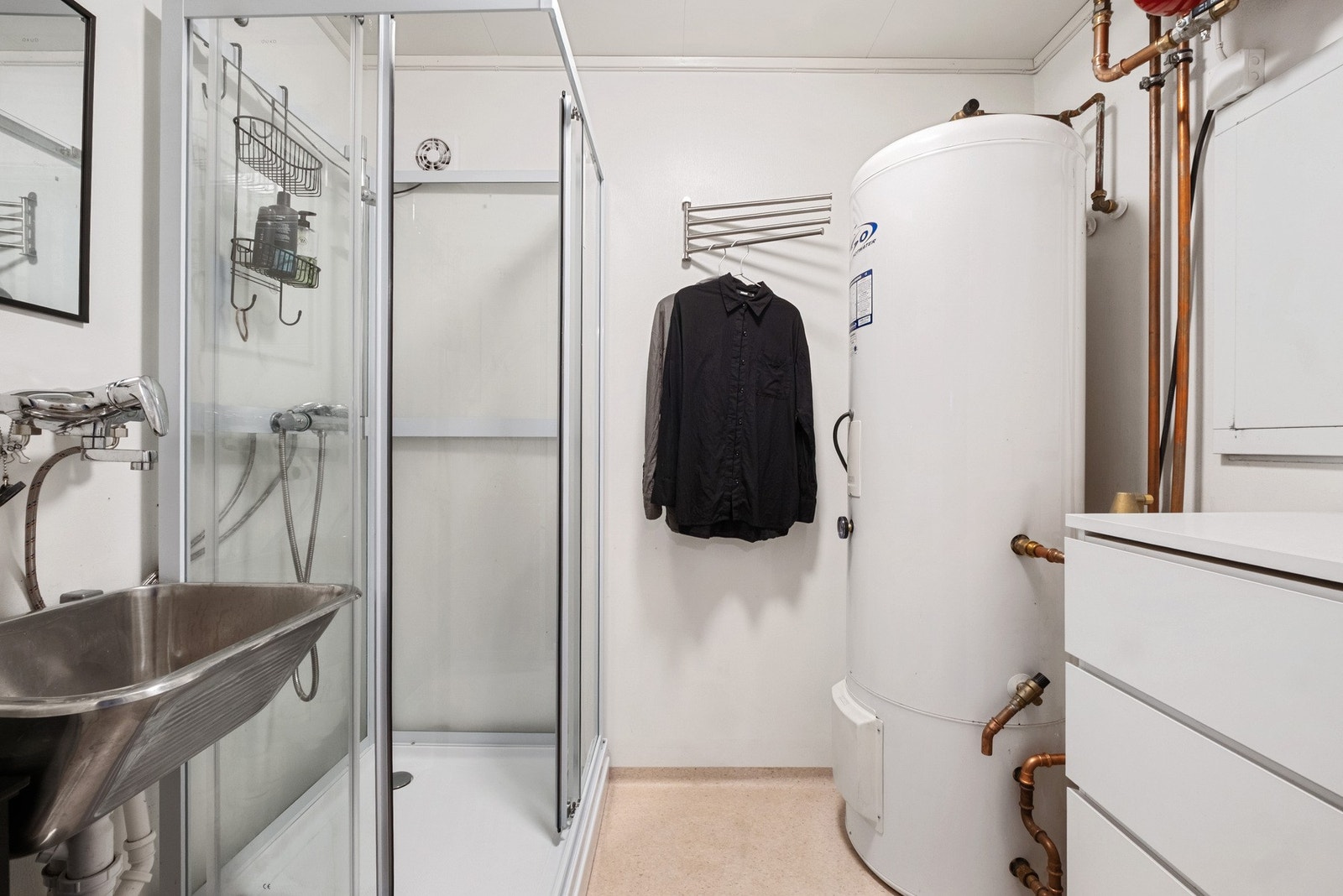 Vaskerommet ligger praktisk til i samme etasje. Rommet er utstyrt med varmtvannbereder (til varmtvann og vannbåren varme), utslagsvask og dusjkabinett. Galleribilde