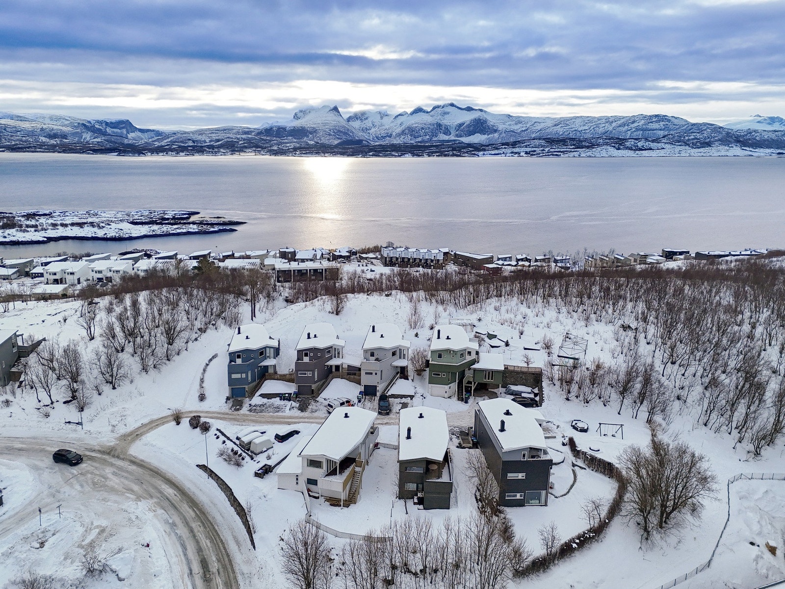 Oppført i 2004 byr den fine løsninger som blant annet vannbåren varme, balansert ventilasjon med varmegjennvinning og pene flater. Galleribilde
