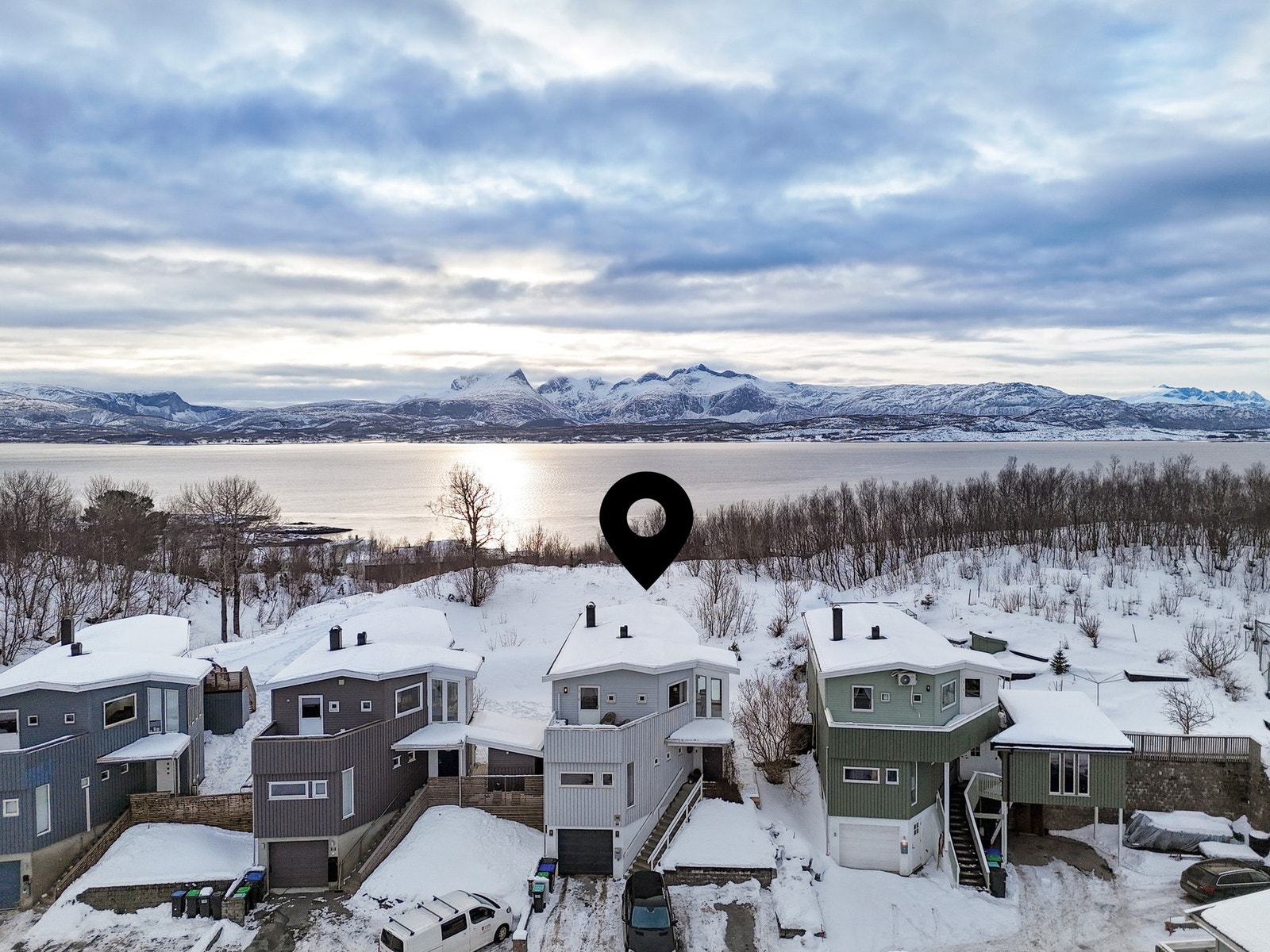 Velkommen til Gamle Kongsvei 10! En innholdsrik enebolig med en familievennlig og praktisk beliggenhet på Mørkved. Galleribilde