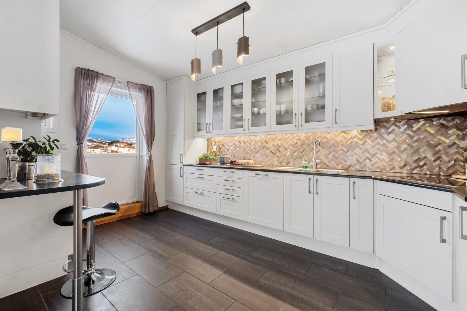 Kjøkkeninnredningen er rikelig utbygd med over- og underskap. Galleribilde