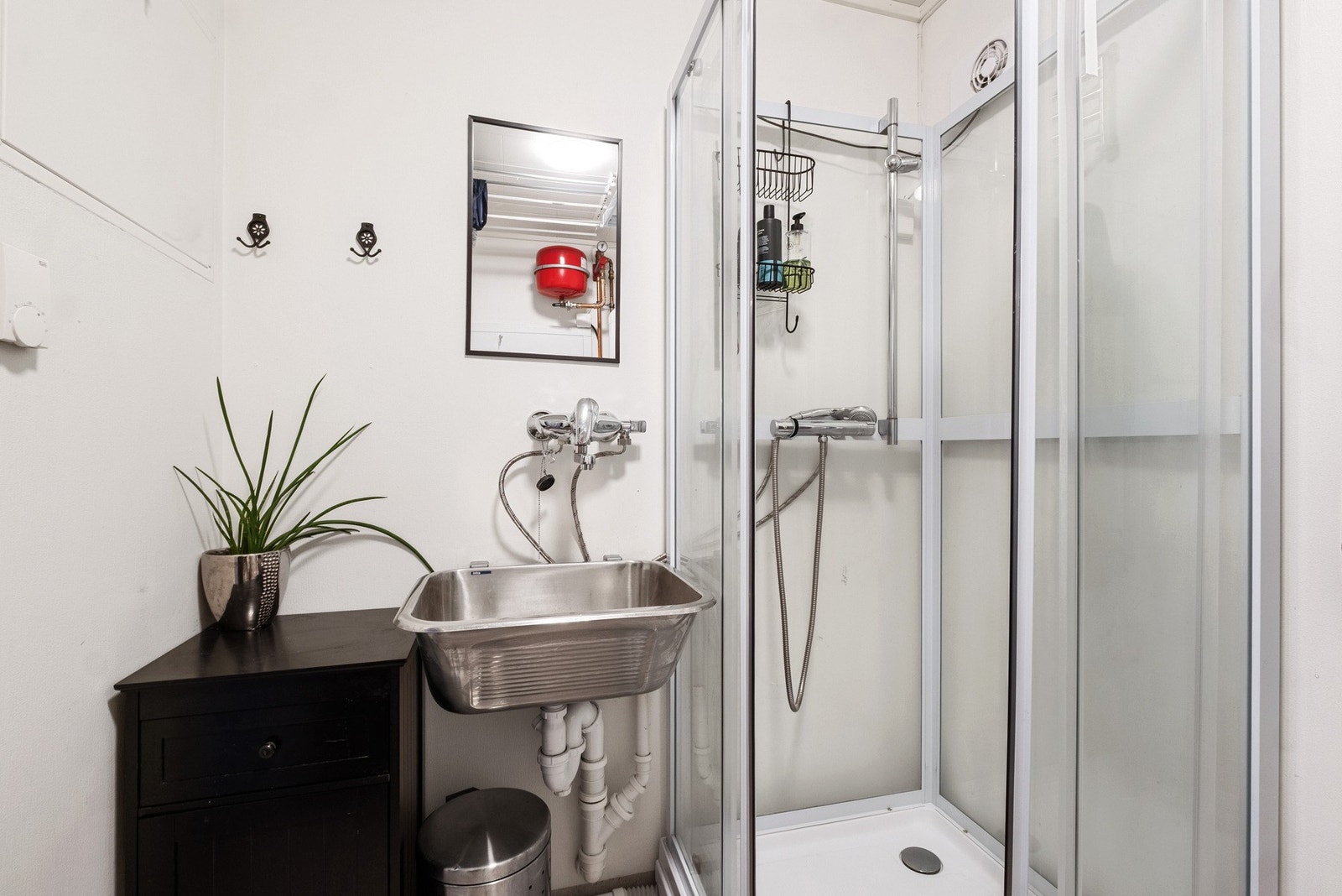 Opplegg for vaskemaskin har du også, men per dagens bruk er det blitt satt inn dusjkabinett. Galleribilde