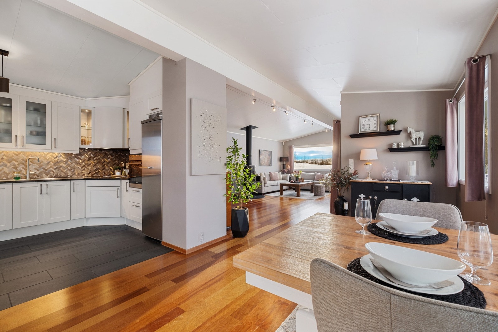 Kjøkken ligger i delvis åpen planløsning mot stuen. En utmerket kombinasjon som gir en åpen romfølelse, men likevel et skjermet kjøkken. Galleribilde