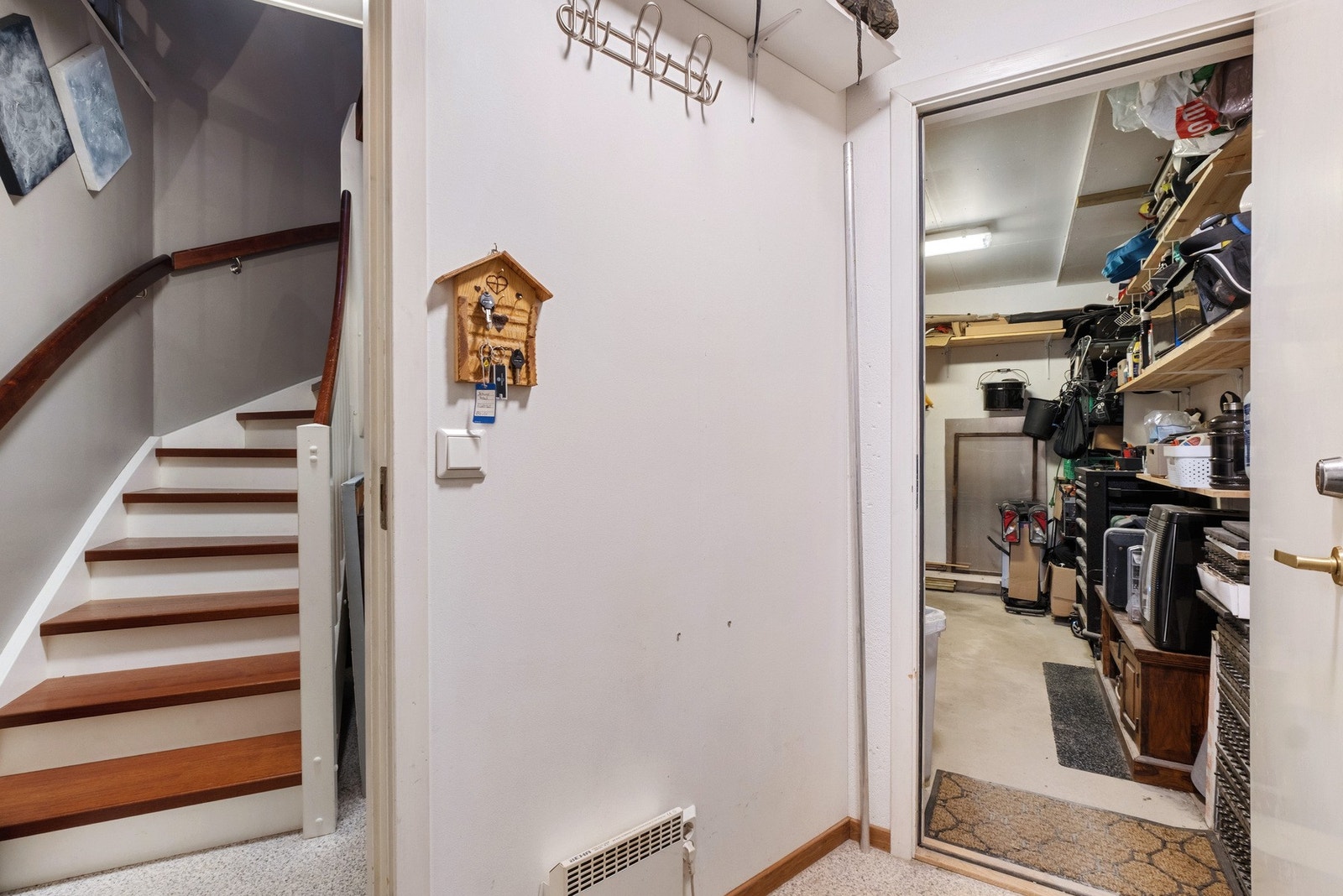 Kjelleretasjen består av gang, bod og garasje med innvendig passasje! Galleribilde