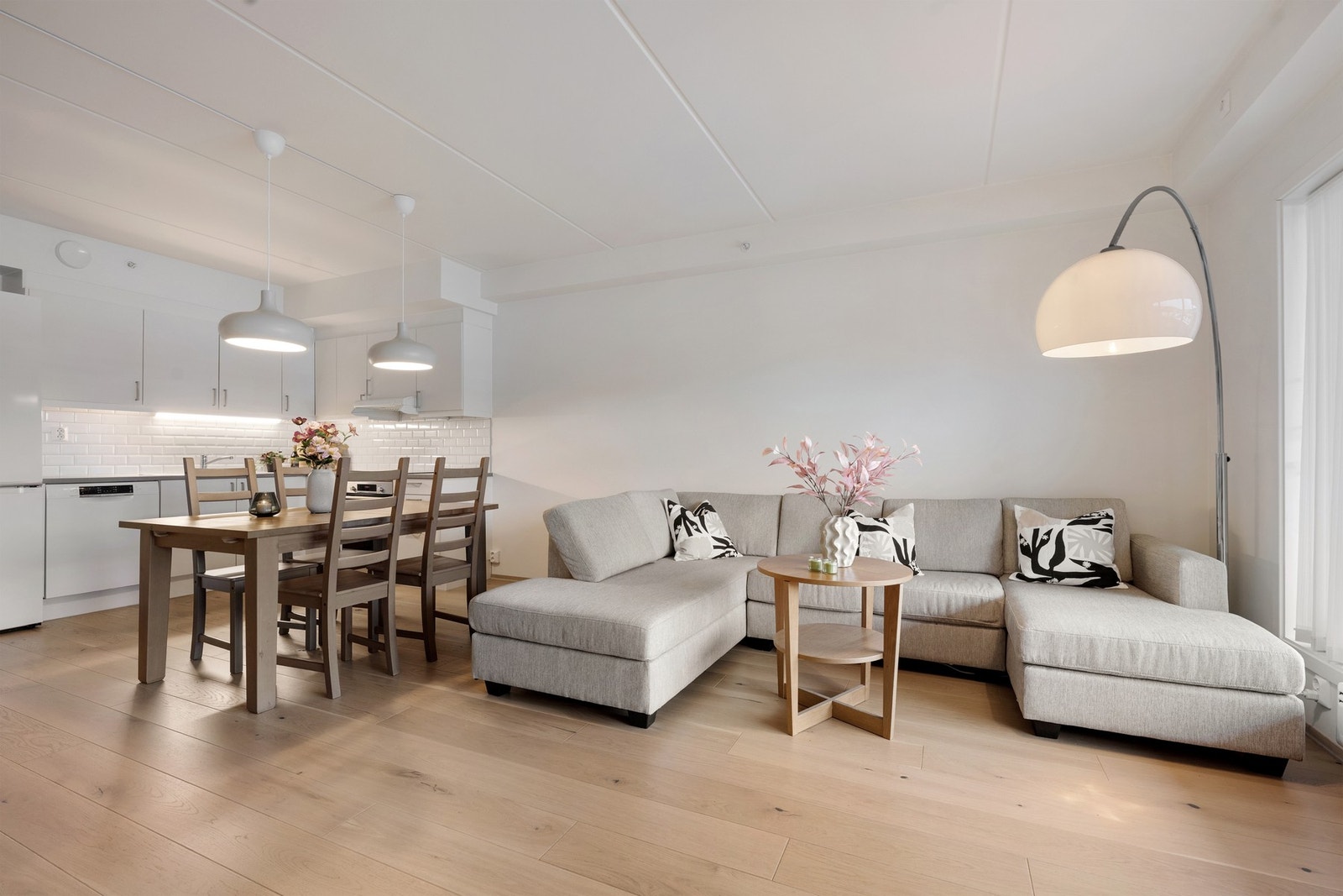 Stuen har en lun og moderne atmosfære med nøytrale fargetoner som er enkle å møblere etter egen stil. Galleribilde