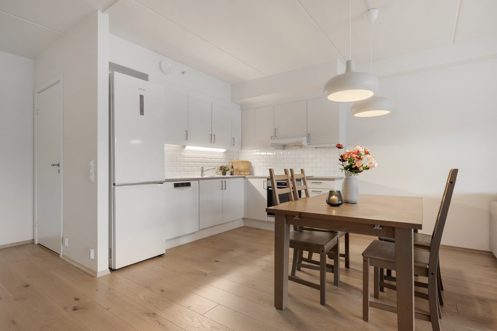 Kjøkkenet fremstår moderne og tidløst med slette fronter og praktisk utforming. Galleribilde