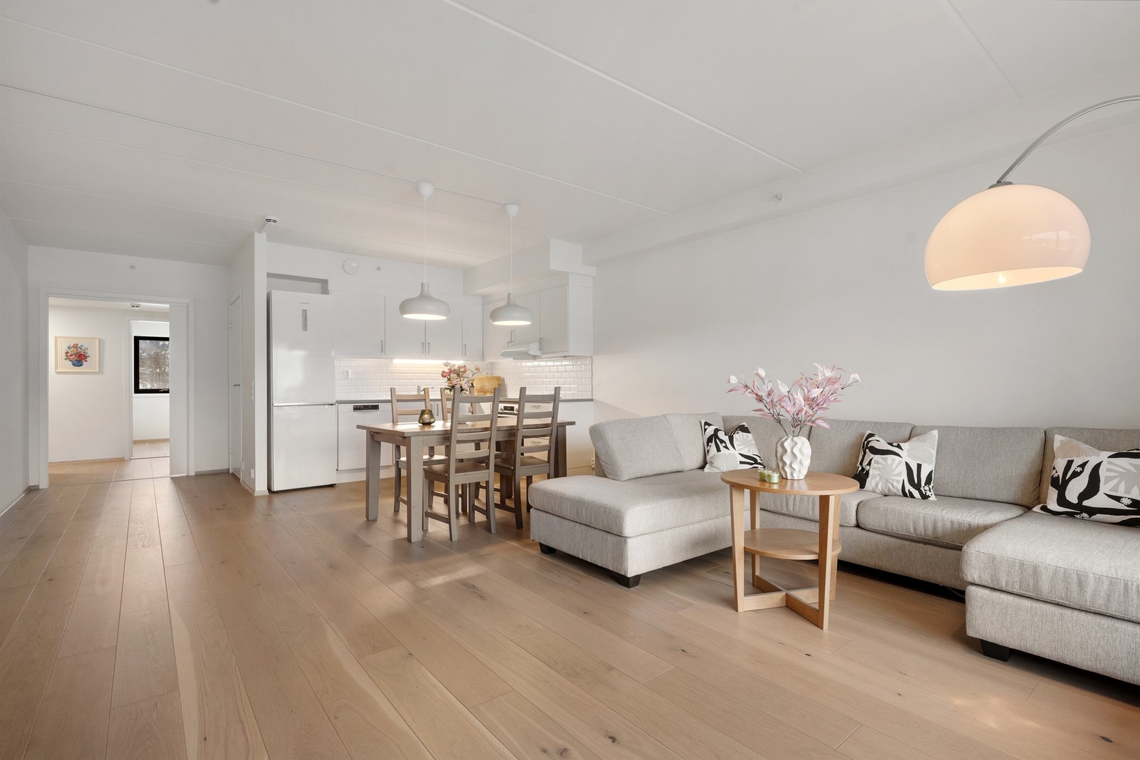 Fellesutgiftene utgjør kr. 3 402,- pr. mnd. og inkluderer:
Kommunale avgifter, vaktmestertjenester, strøm fellesarealer, renhold, løpende driftskostnader, varmtvann og ventilasjon. Galleribilde