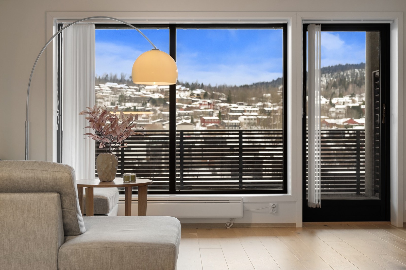 Store vindusflater slipper rikelig med dagslys inn og gir rommet en lett og luftig romfølelse. Galleribilde