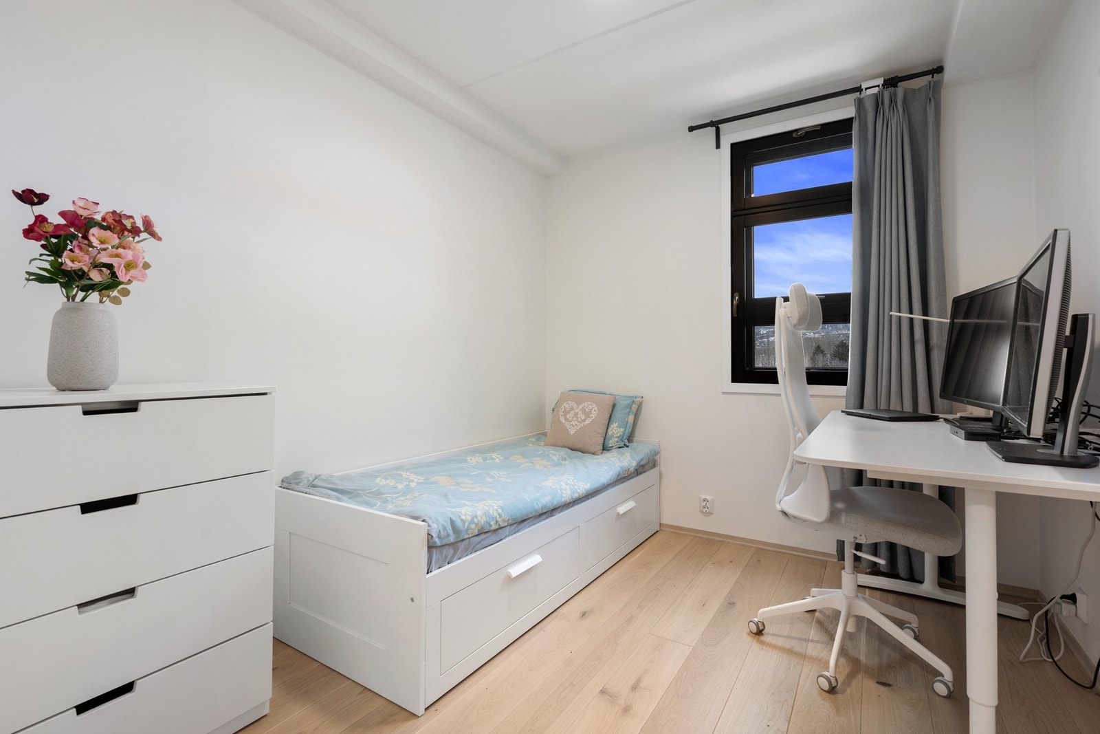 Det minste rommet egner seg godt både som barnerom, gjesterom eller hjemmekontor. Galleribilde