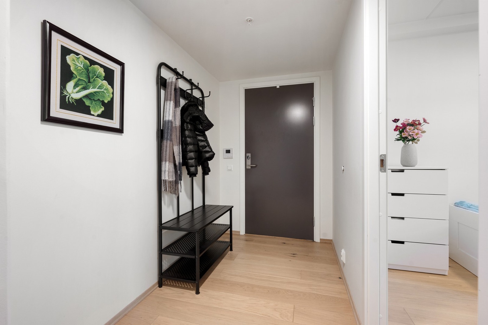 Lys og innbydende entré med gode oppbevaringsmuligheter. Galleribilde