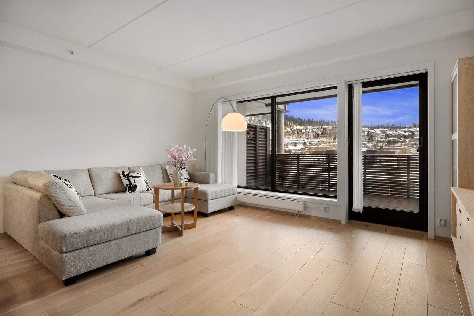 Leiligheten ligger i byggets 5. etasje med tilkomst via heis eller trapperom. Galleribilde