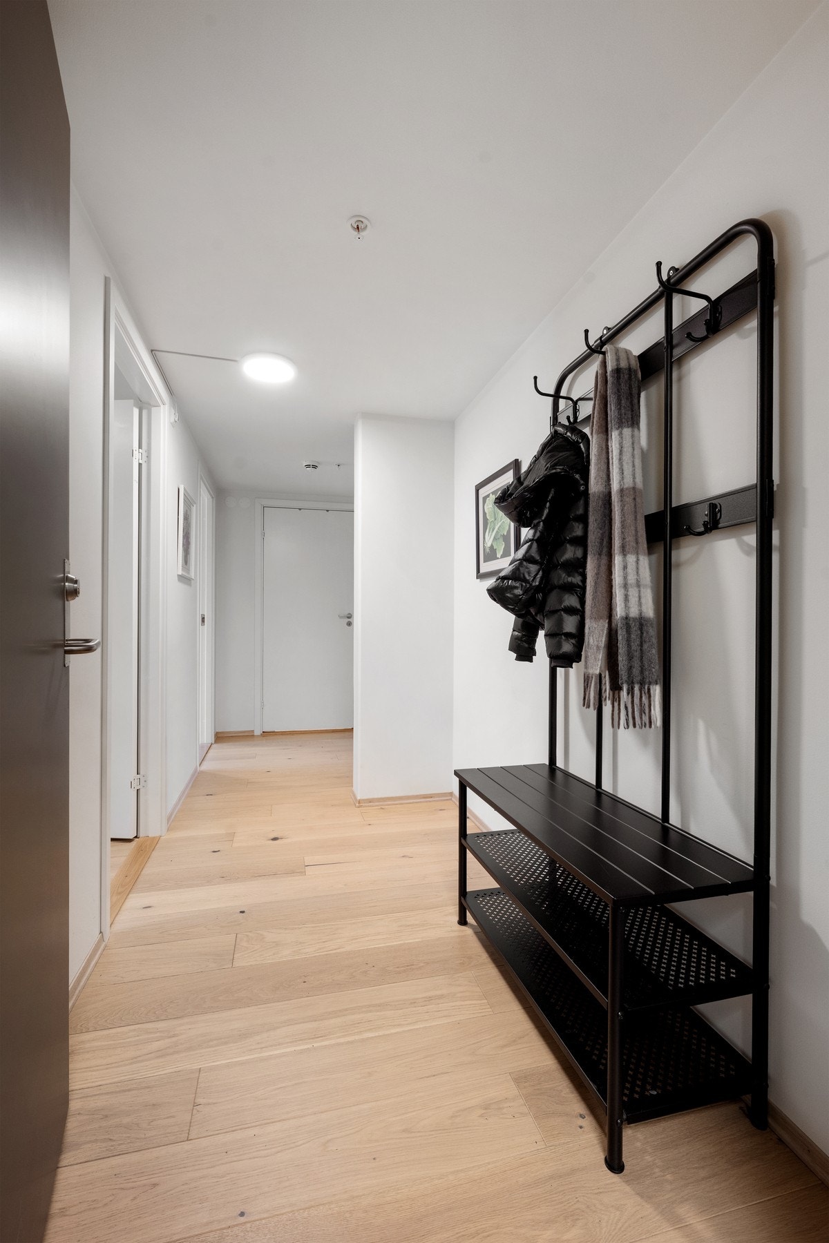 Her er det god plass til yttertøy og sko, og et ryddig førsteinntrykk som setter tonen for resten av leiligheten. Galleribilde