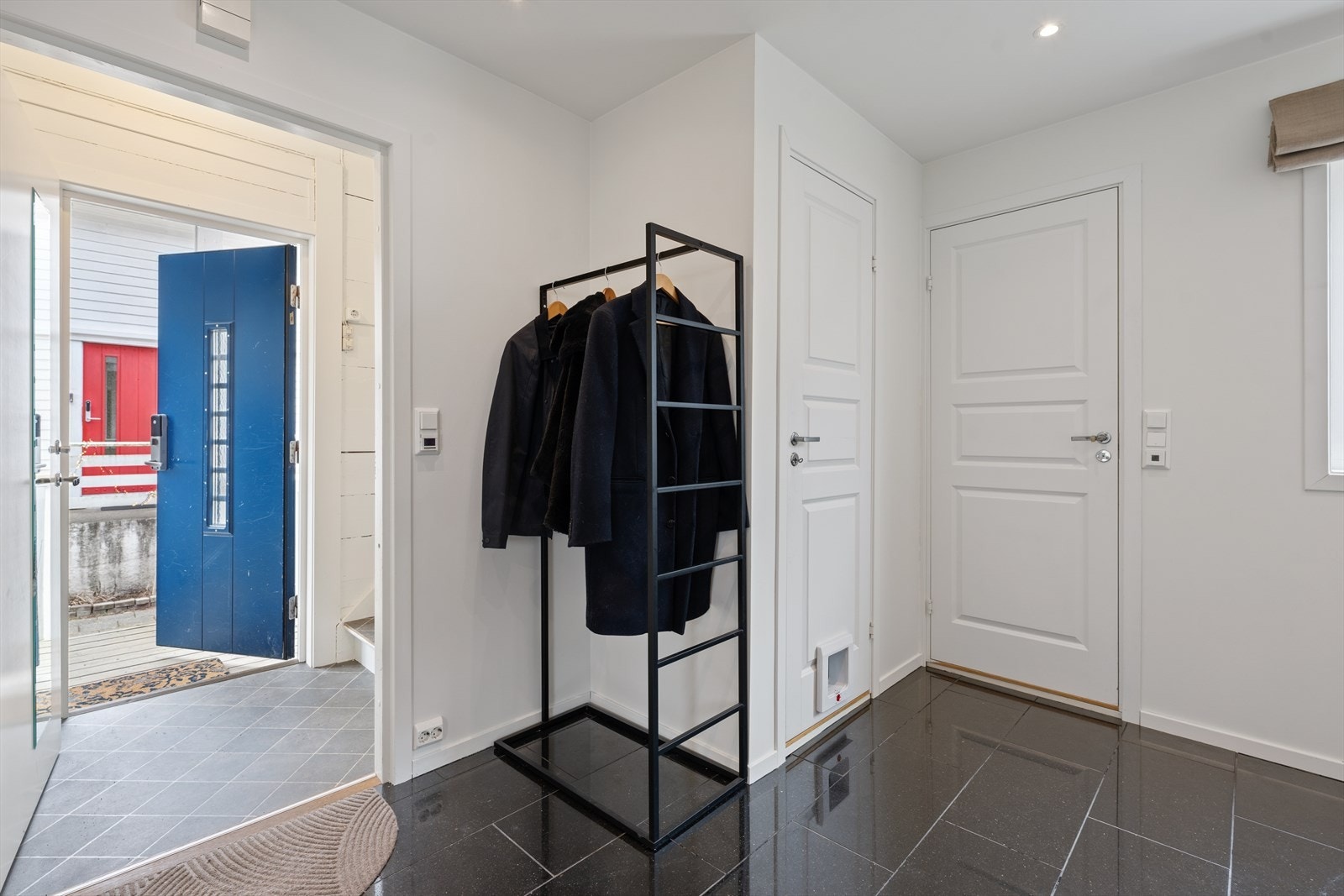 Boligen har en romslig entre med god plass til å henge fra seg. Galleribilde