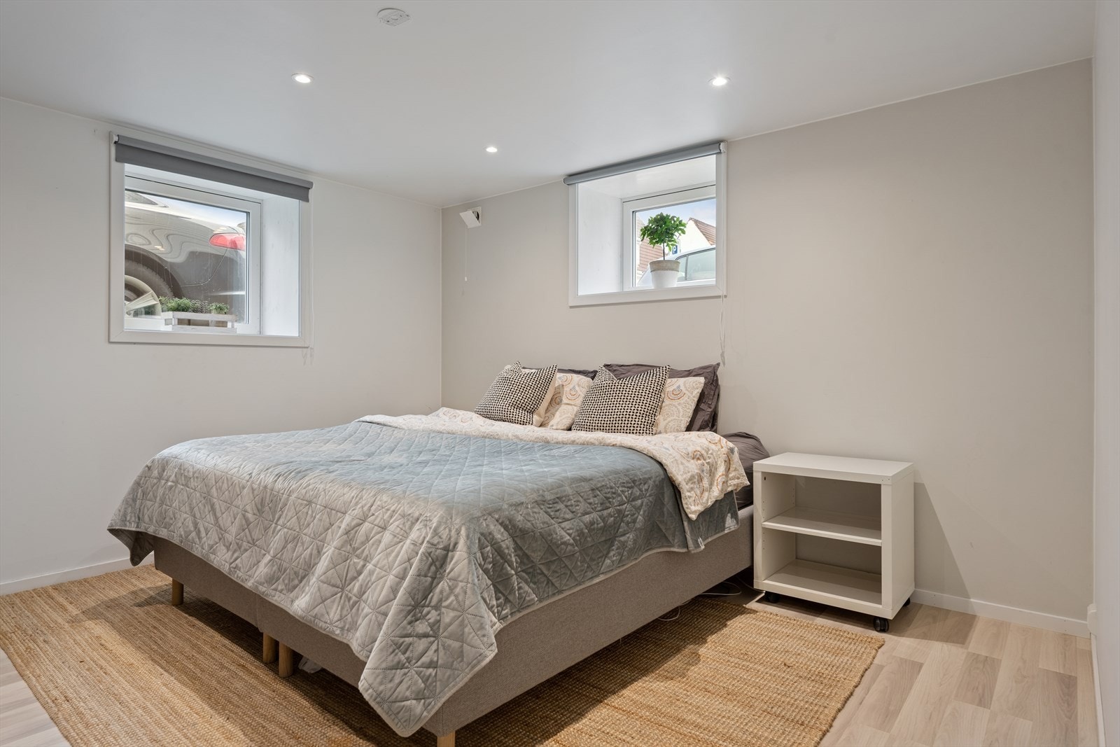 Stort soverom i kjeller med mye lysinnslipp som og har ved utleie blitt benyttet som romslig kjellerstue. Galleribilde