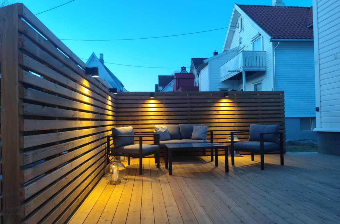 Terrasen har belysning og levegg som gir en lun følelse. Galleribilde