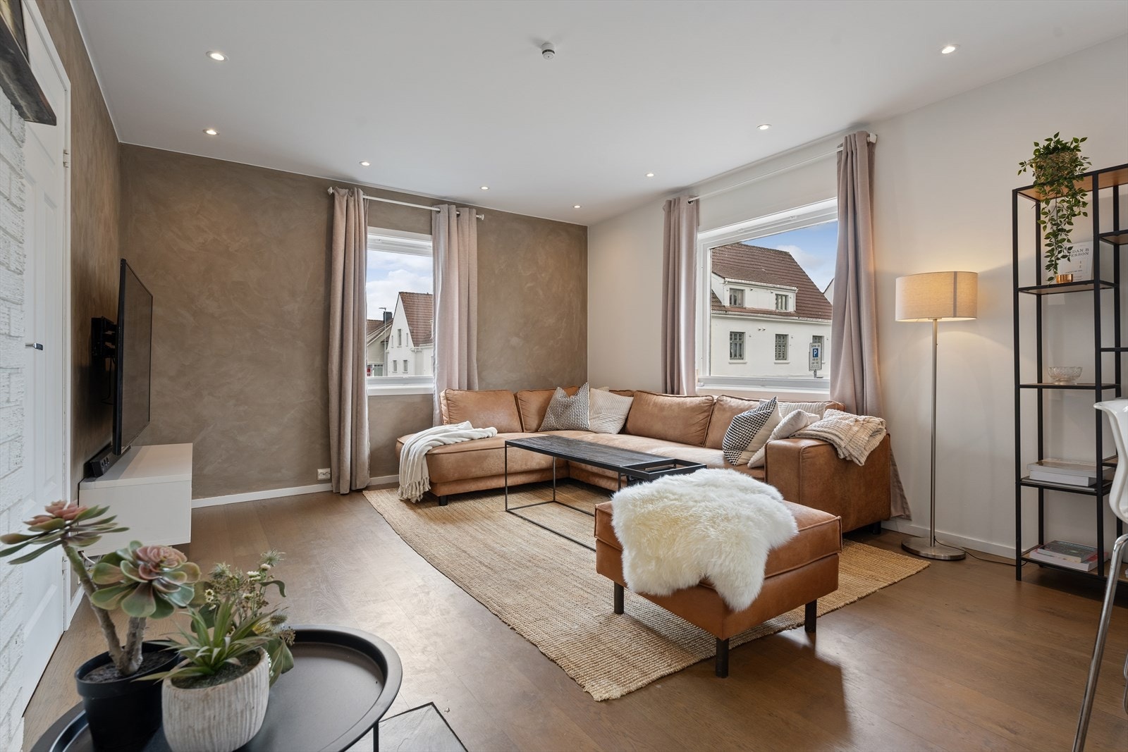 DNB Eiendom v/Mats Ualand Eik har gleden av å presentere Steingata 37 - en spennende tomannsbolig med godkjent hybel i populære Eiganes. Galleribilde