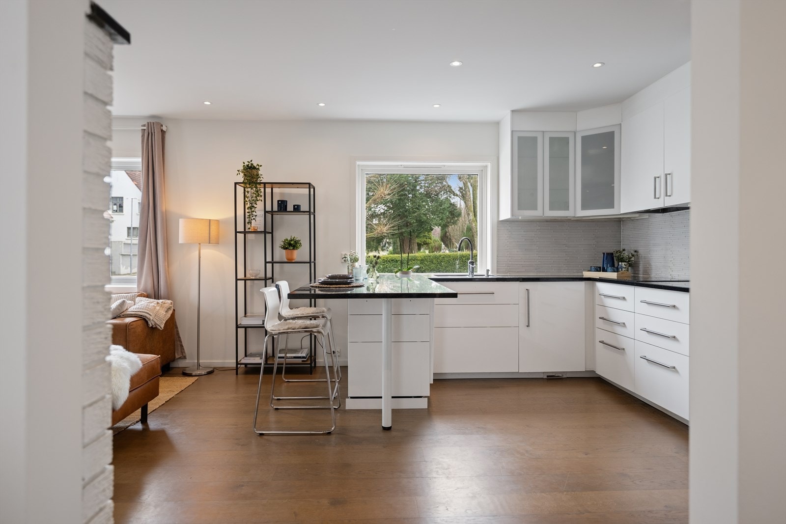 Kjøkkenet har bar-løsning med god plass til å teste kulinariske evner. Galleribilde