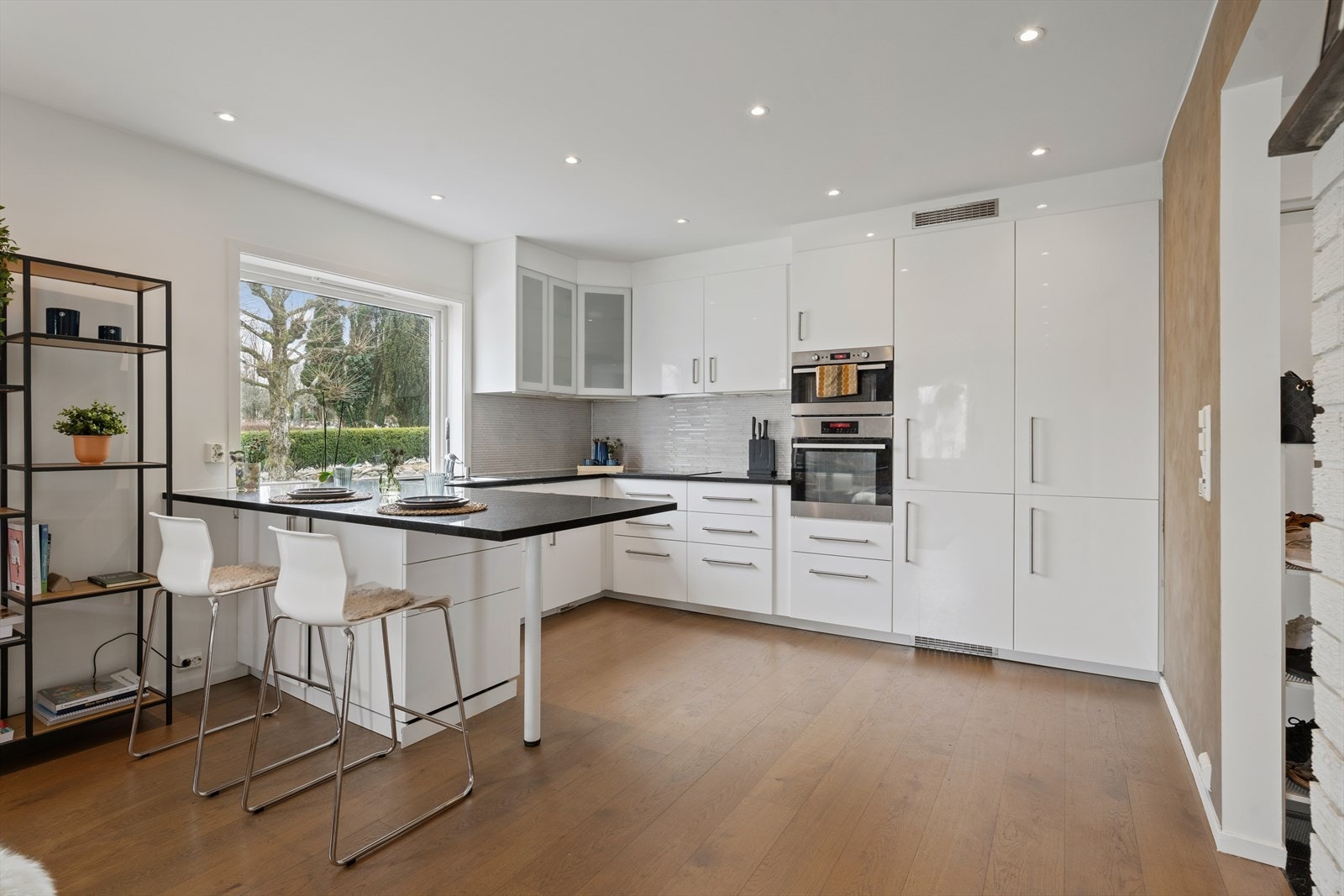 Kjøkkenet er stort med mye oppbevarings- og benkeplass. Galleribilde