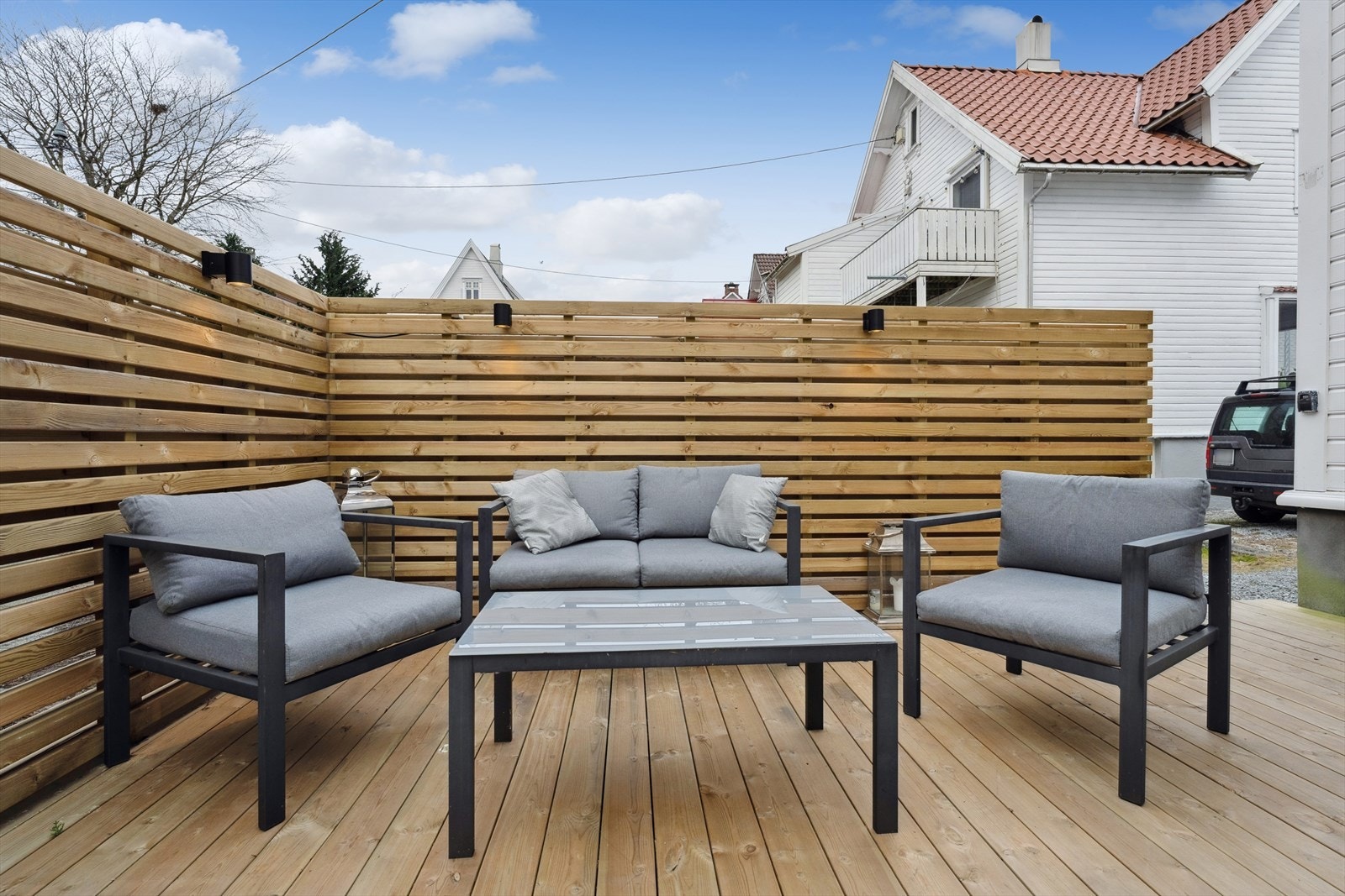 Terrassen ute har gode solforhold og er et kjekt sted å samles med gode samtaler. Galleribilde