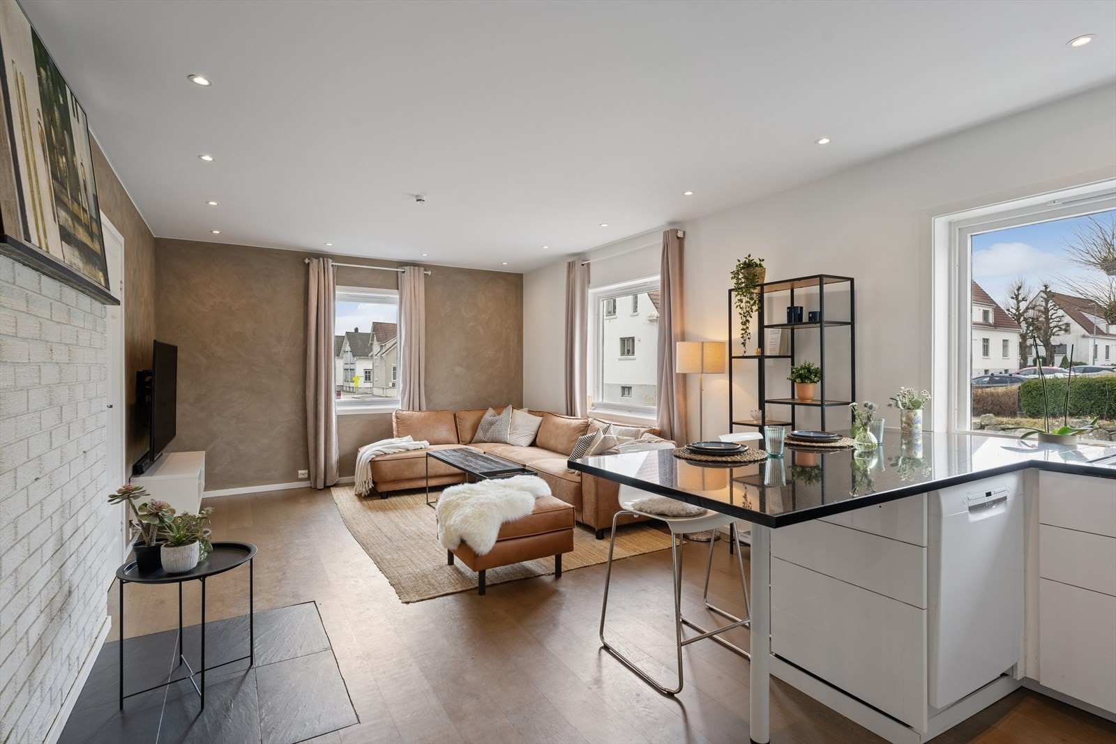 Lys og fin stue med åpen stue/kjøkken løsning. Galleribilde