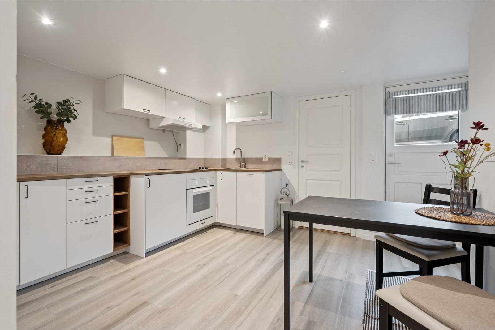 Pent og lyst kjøkken i kjellerens godkjente hybel. Galleribilde