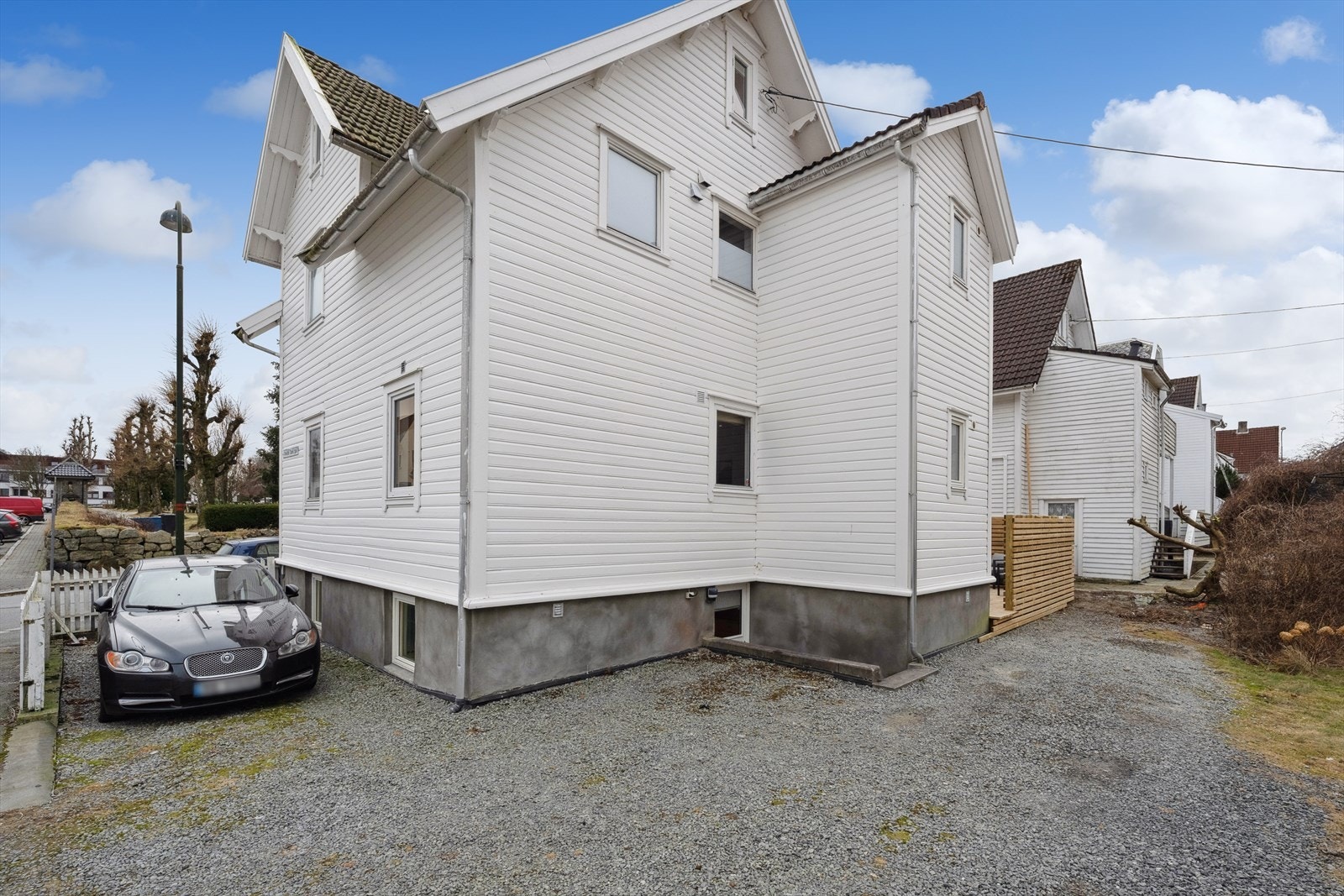 Boligen disponerer parkeringsplass på boligens bakside, til høyre i bildet. Her er og egen inngang til hybel. Galleribilde