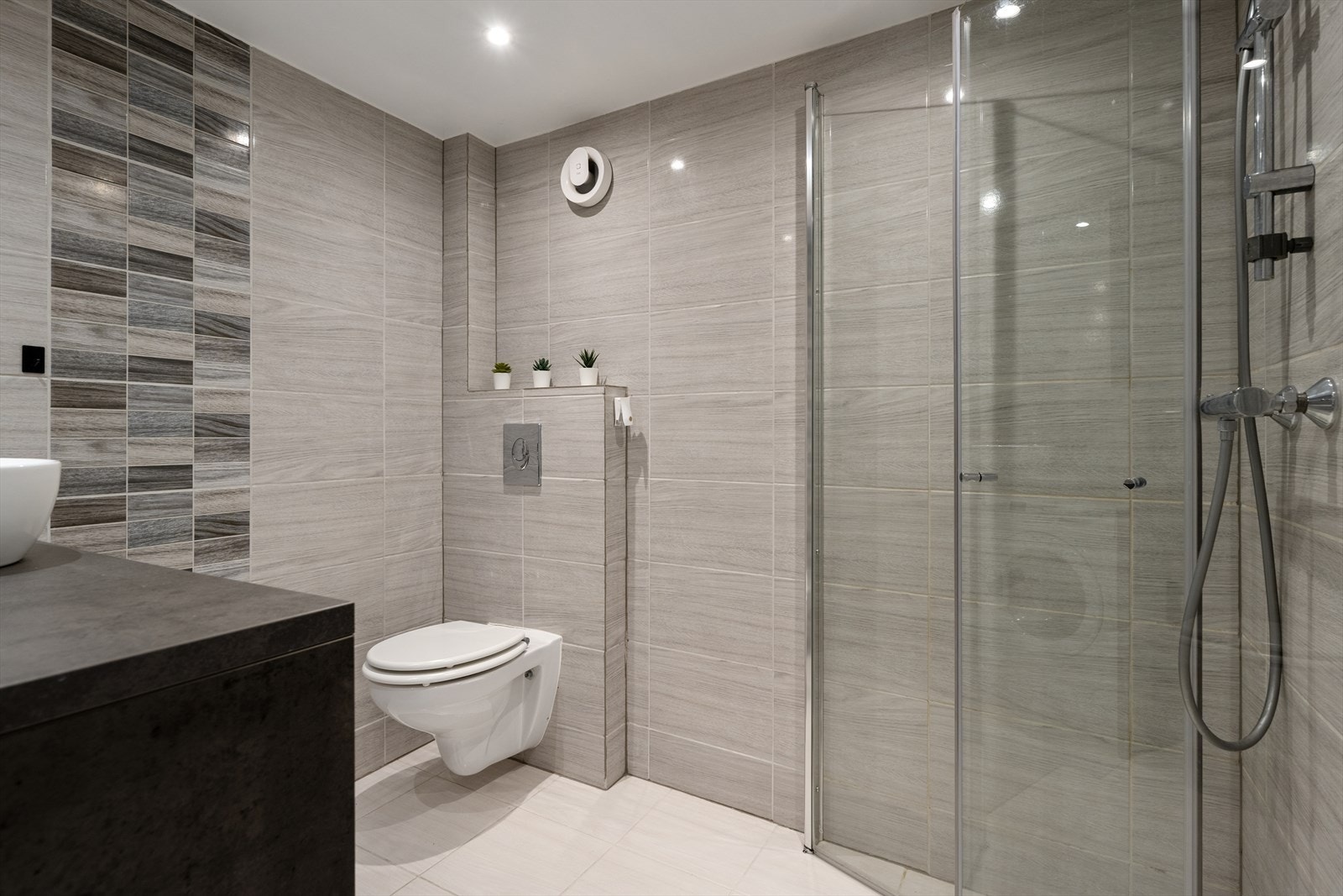 Tilsvarende baderom med dusjhjørne i kjeller. Galleribilde