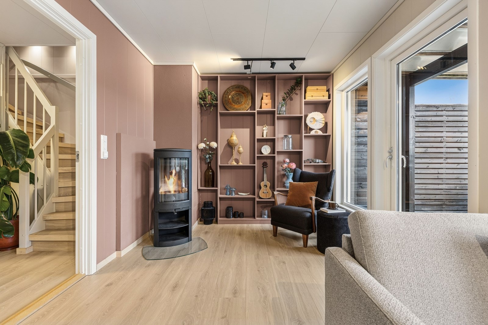 Stuen er også utstyrt med en vedovn som sørger for god- og energieffektiv oppvarming. Galleribilde