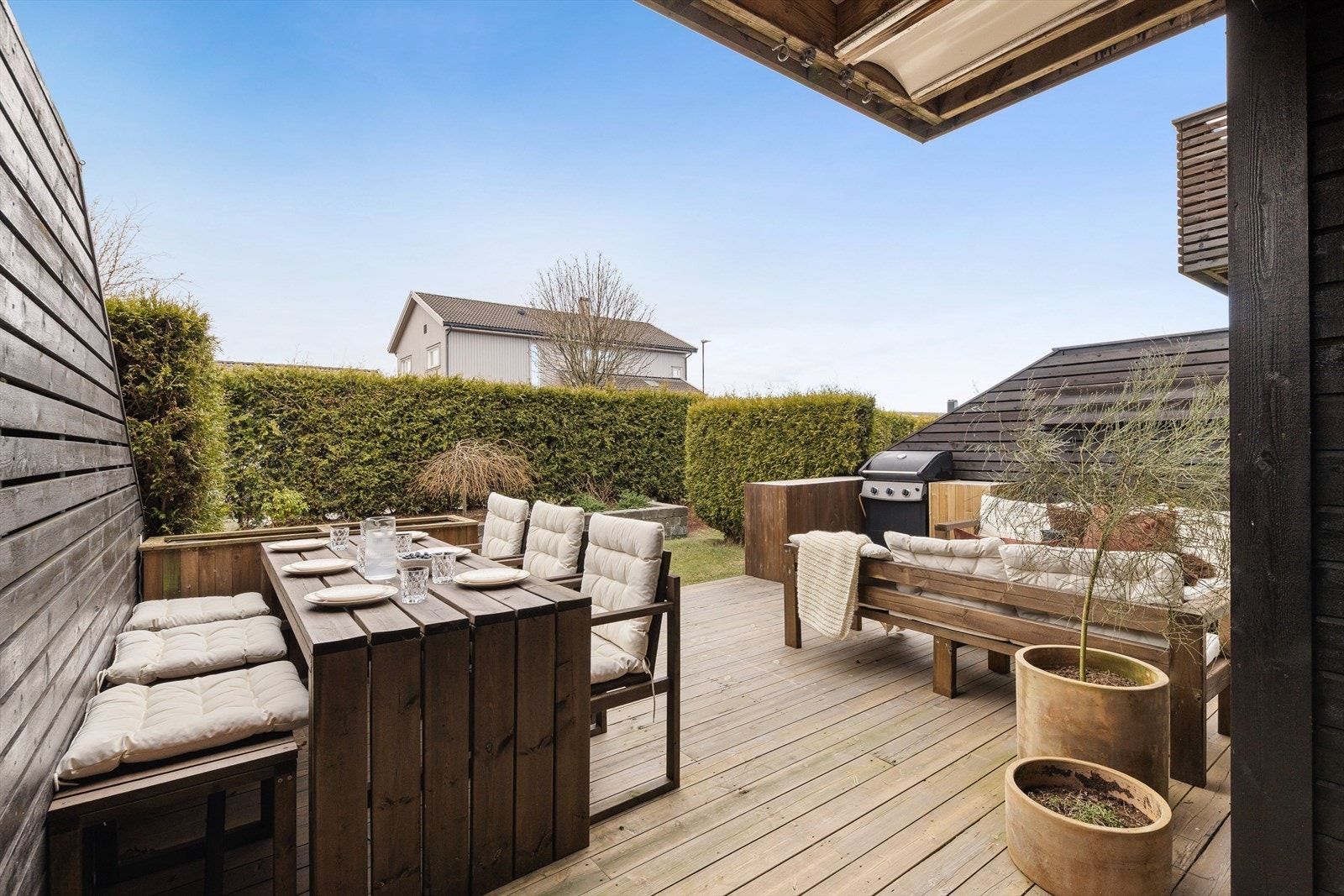 Boligen er del av et trivelig borettslag med felles eiet tomt. Uteplassen som boligen disponerer er flott opparbeidet med en romslig, privat terrasse på 27 kvm med utgang fra stuen. Galleribilde