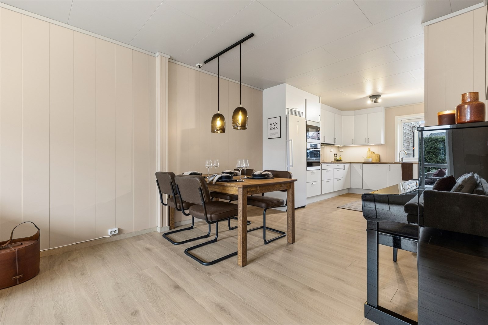 Her har man god plass til å dekke langbord og invitere venner og familie! Galleribilde